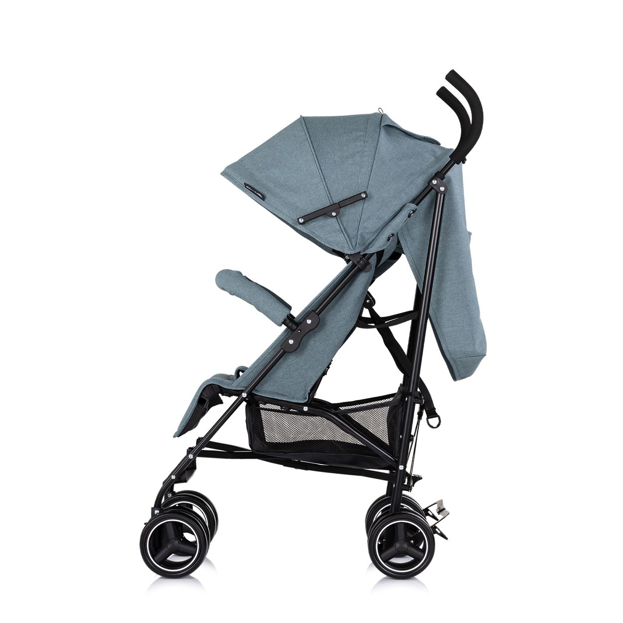 Ein blaugrauer Kinderwagen mit schwarzem Rahmen und Rädern, auf weißem Hintergrund.