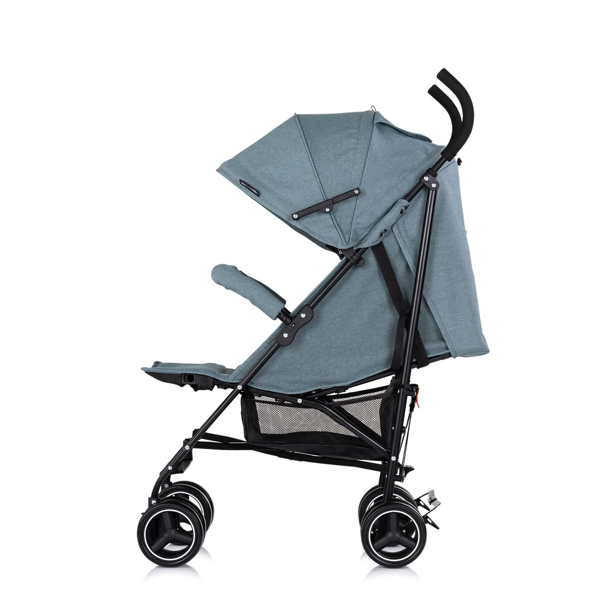 Ein blauer Kinderwagen mit schwarzem Rahmen, Verdeck, Sitz und Korb. Weißer Hintergrund.