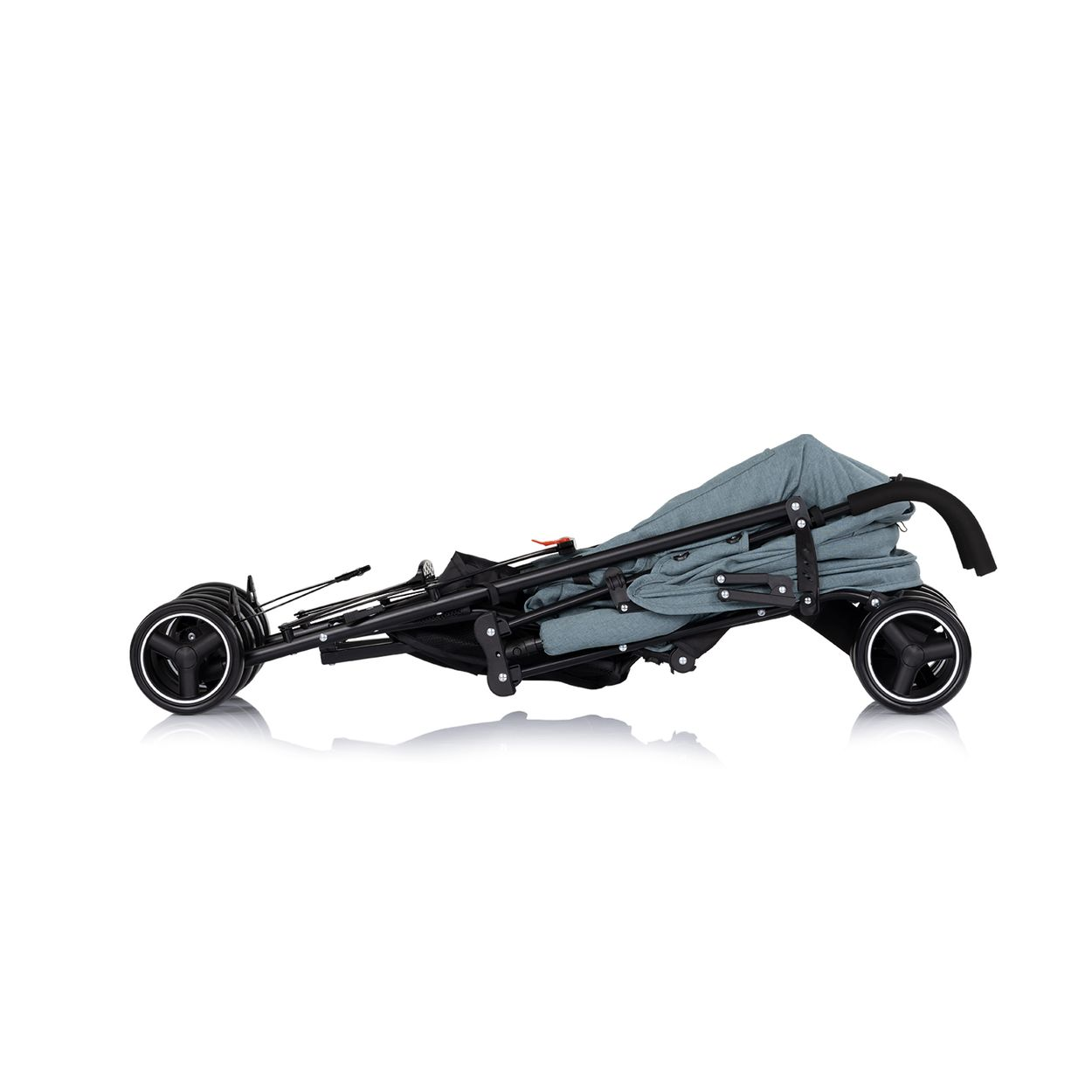 Ein zusammengeklappter grauer Kinderwagen liegt auf der Seite. Schwarzer Rahmen, Räder.