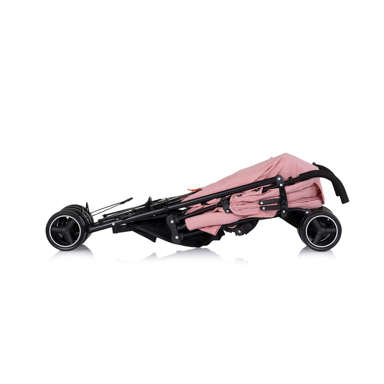Ein zusammengeklappter rosafarbener Kinderwagen mit schwarzem Gestell und Rädern.