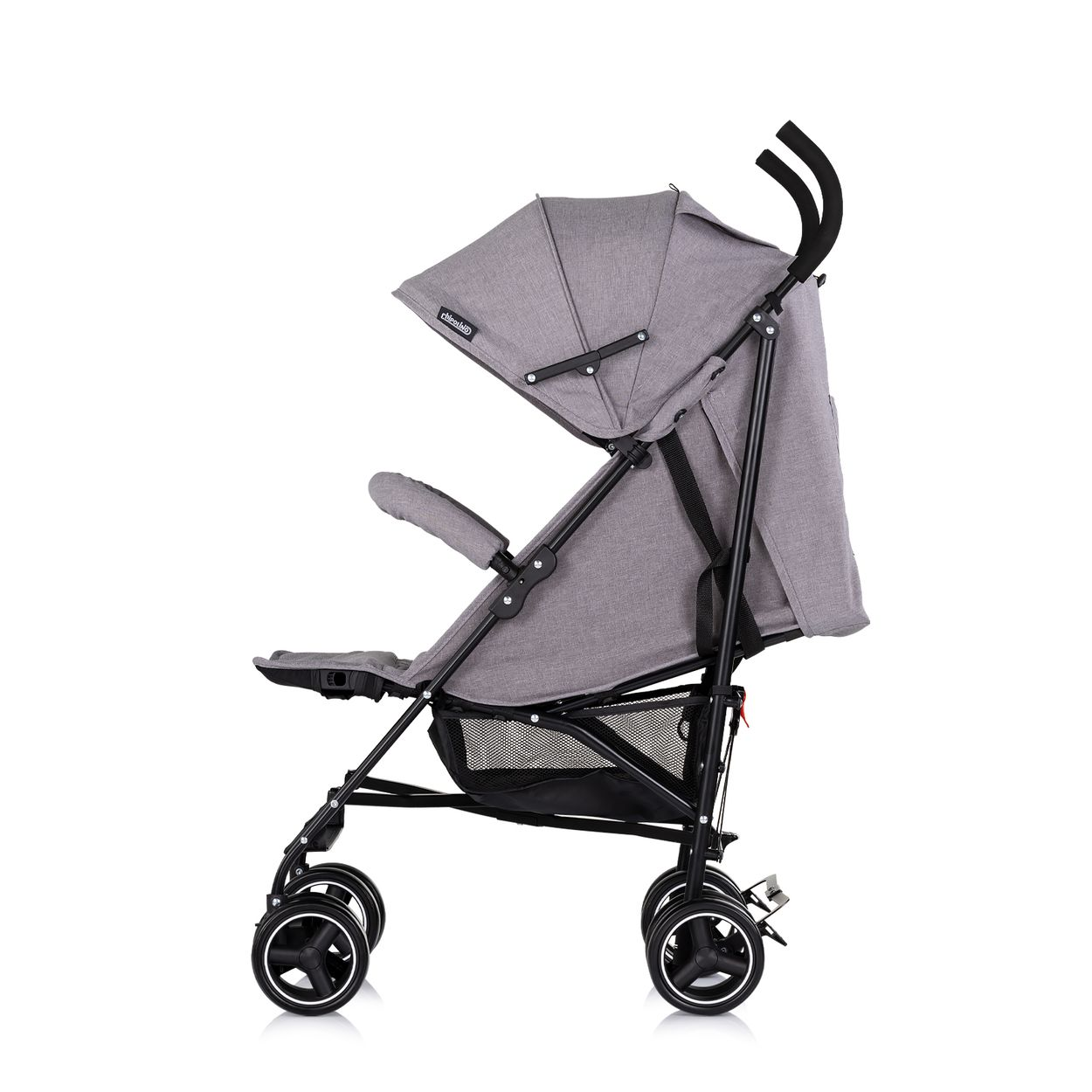 Ein grauer Kinderwagen mit Verdeck, Sitz, Armlehne und Korb ist vor weißem Hintergrund abgebildet.