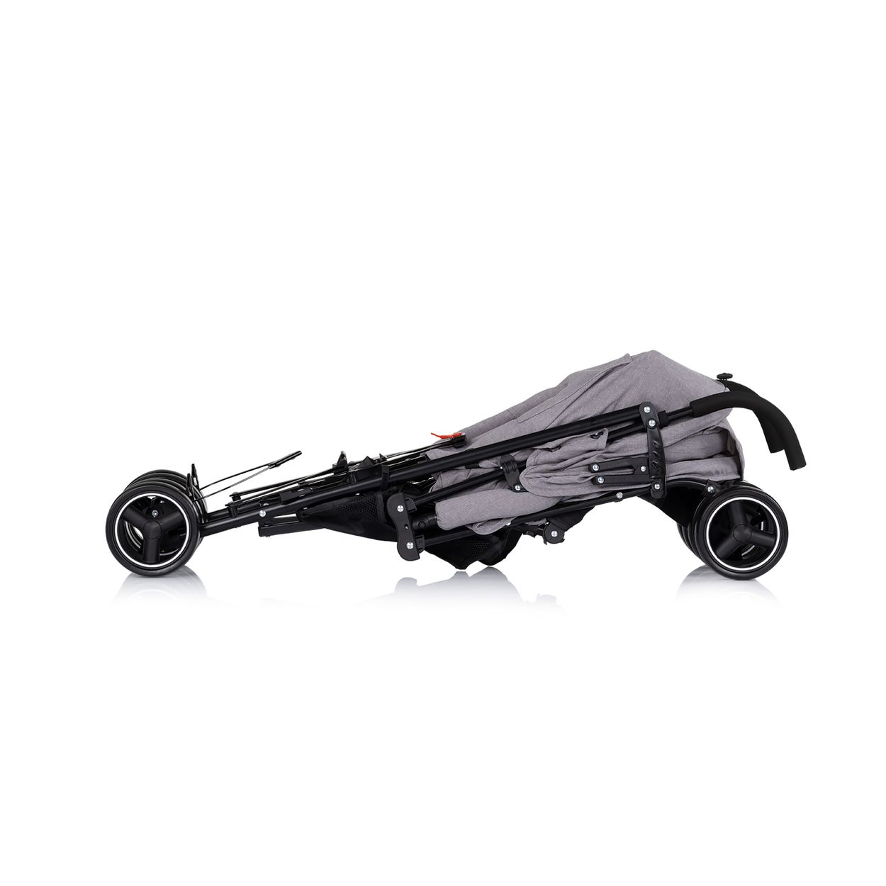 Ein zusammengeklappter grauer Kinderwagen mit schwarzen Rädern auf weißem Hintergrund.