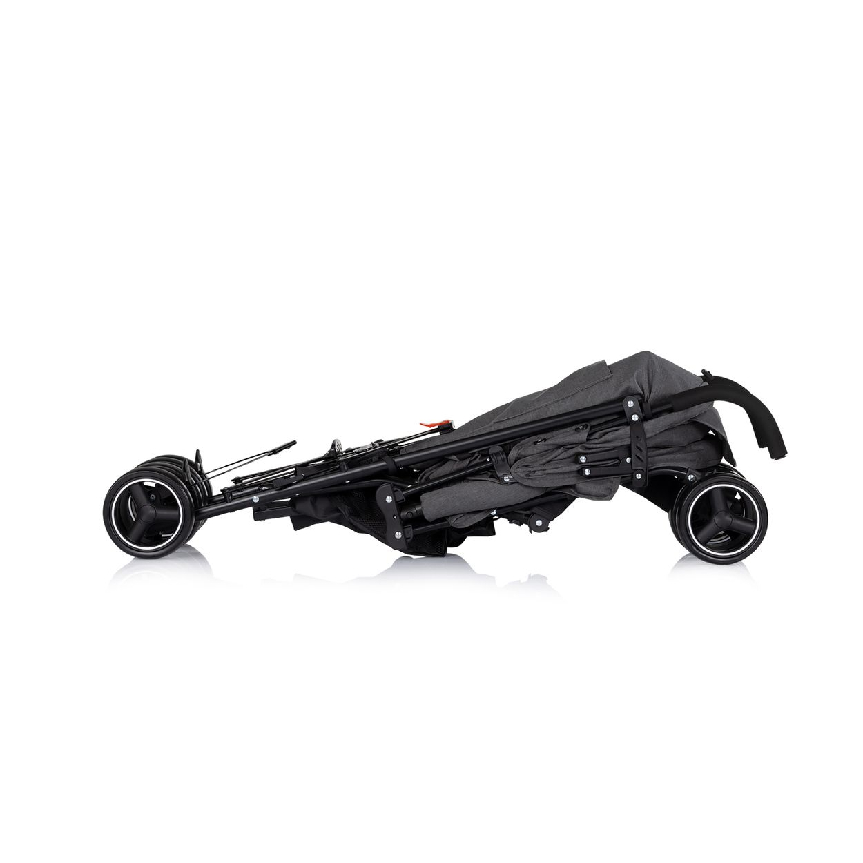 Ein zusammengeklappter dunkelgrauer Kinderwagen mit schwarzen Rädern, von der Seite auf weißem Hintergrund.