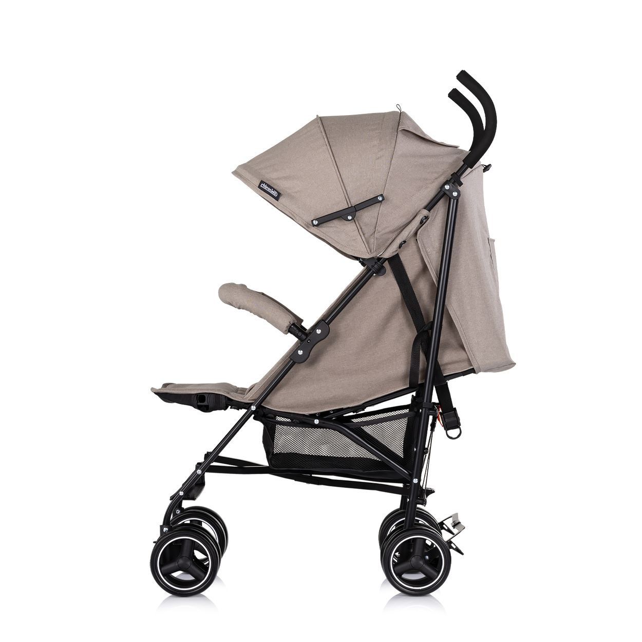 Ein beiger Kinderwagen mit schwarzem Rahmen und Verdeck auf weißem Hintergrund.