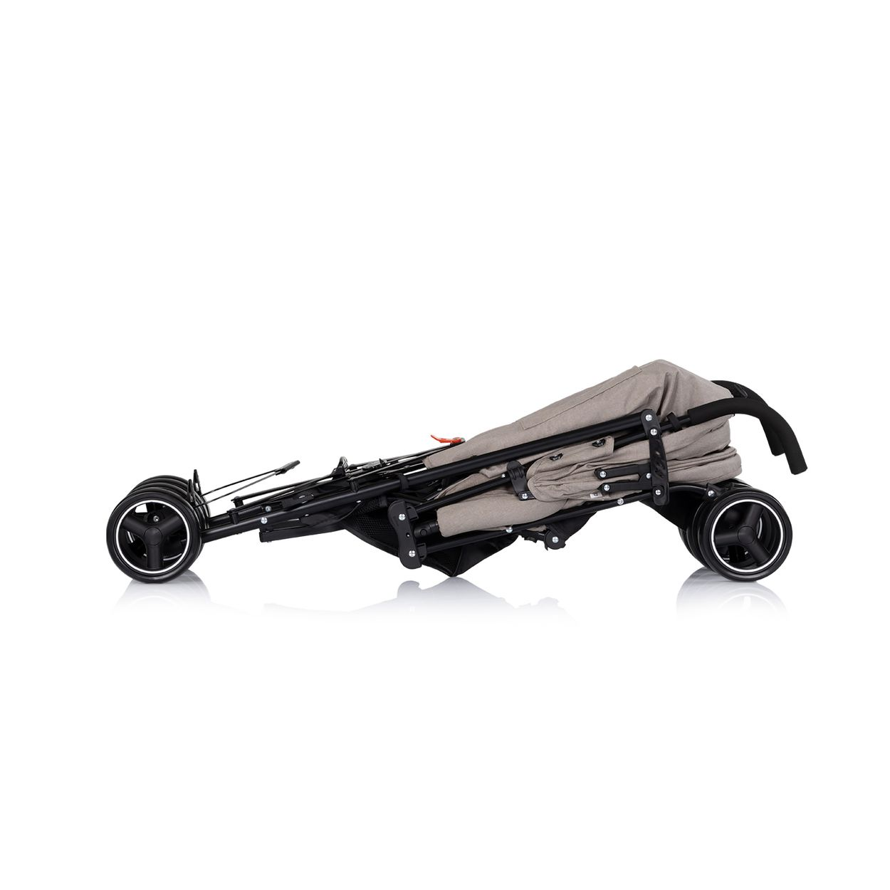 Ein zusammengeklappter grauer Kinderwagen mit schwarzem Rahmen und Rädern.