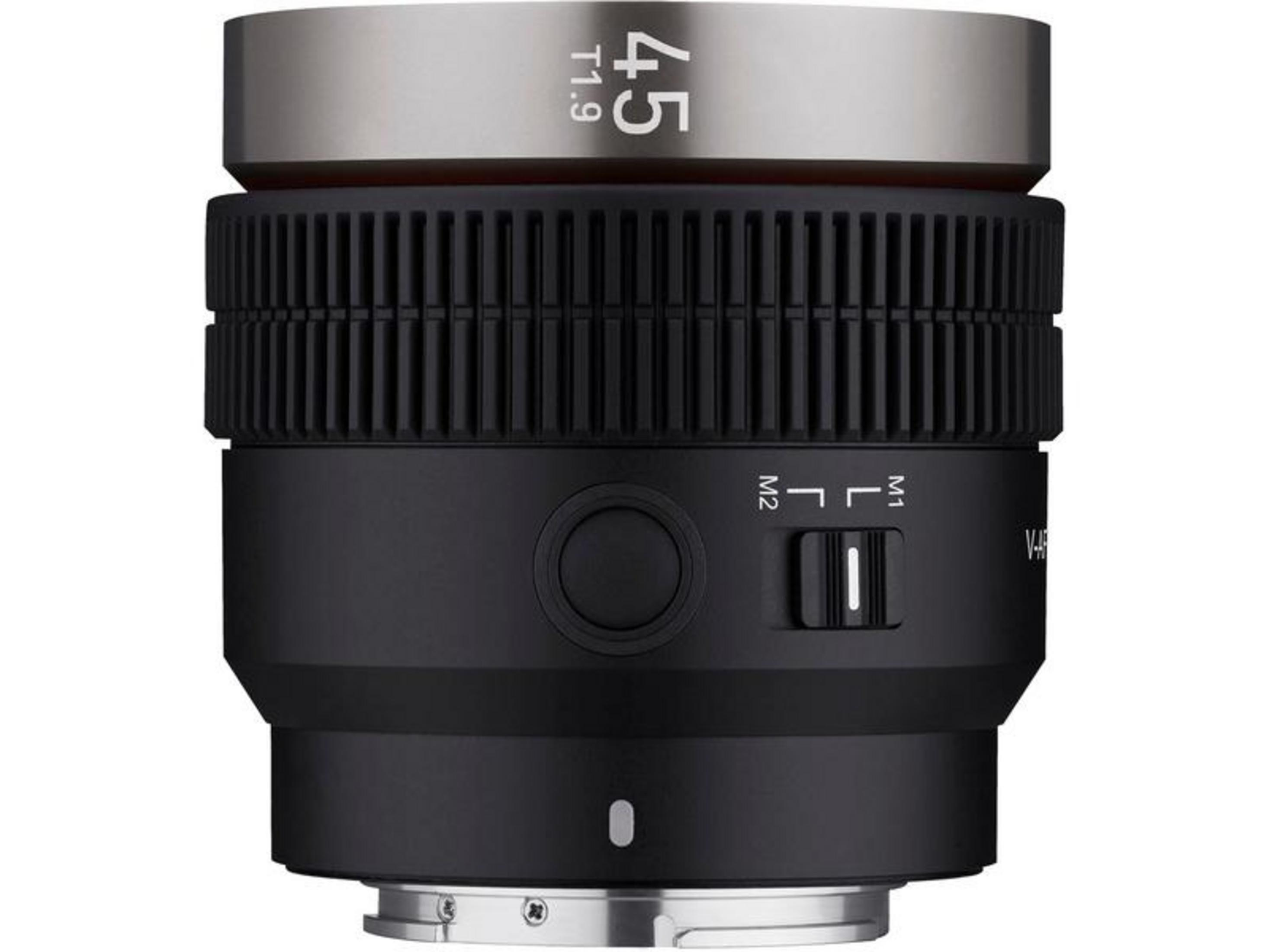 Un obiettivo per fotocamera nero con anello argentato etichettato 45 T1.9.