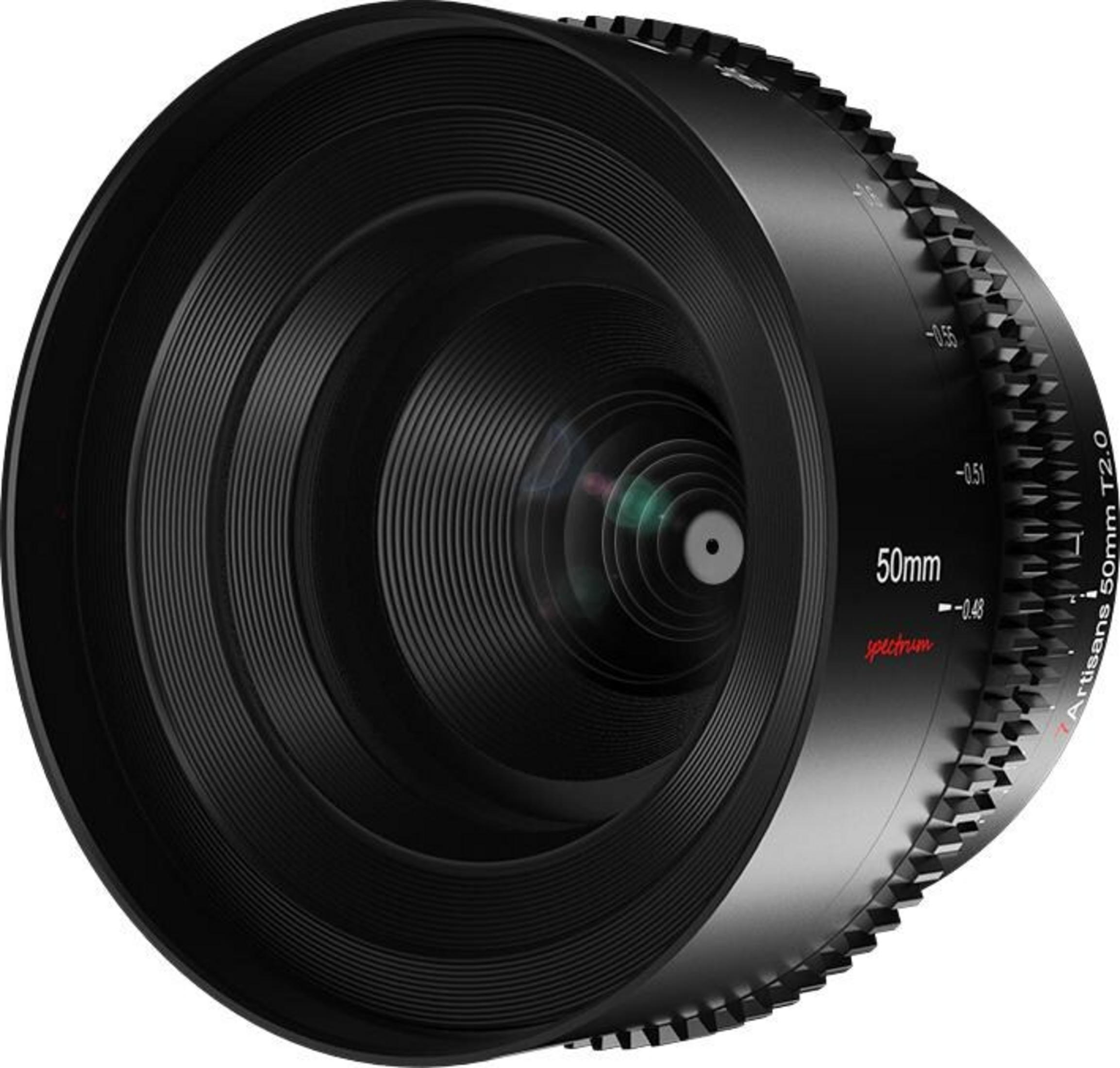Un obiettivo nero per fotocamera con testo "50mm spectrum T2.0" e impugnatura testurizzata.