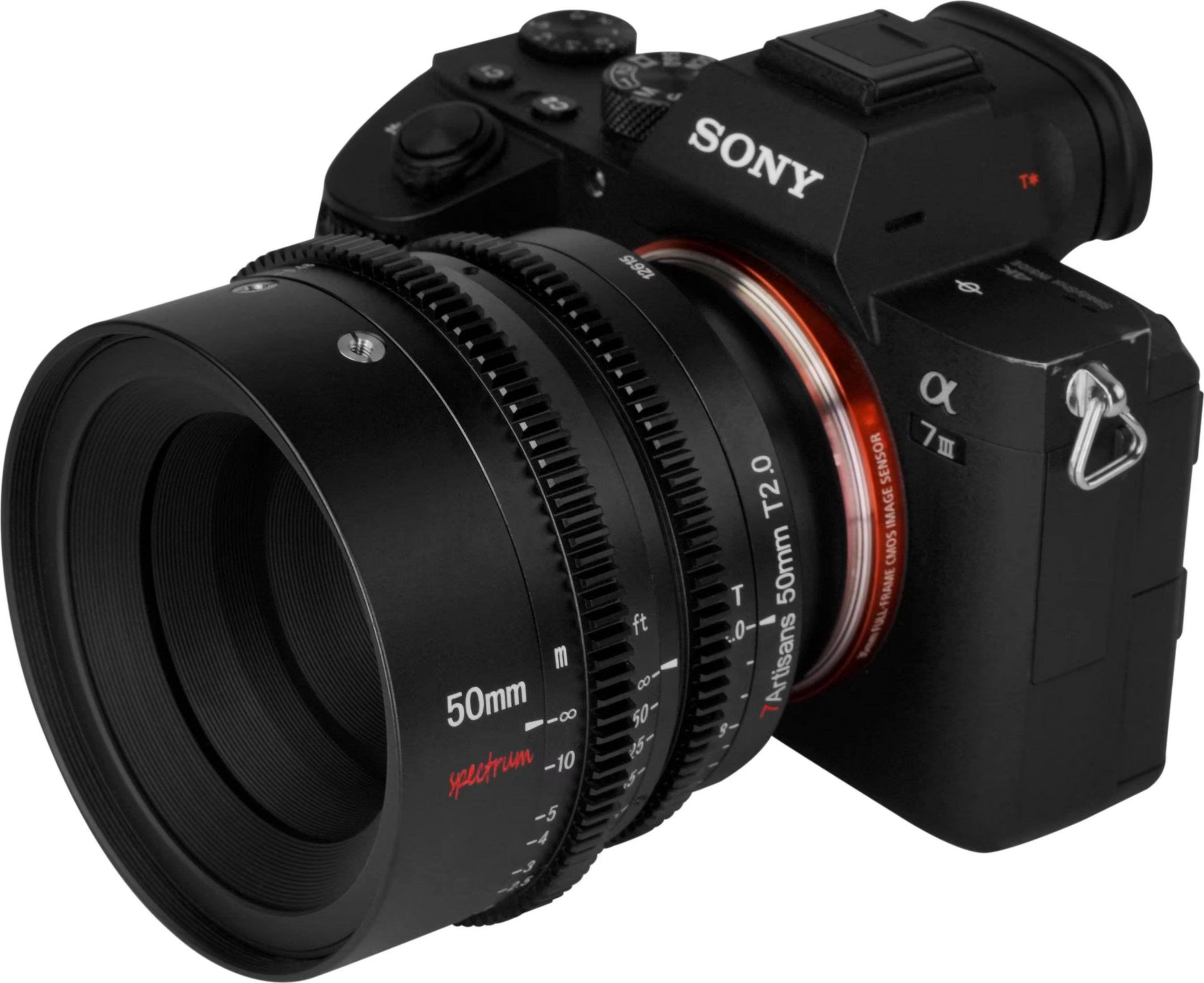 Una fotocamera Sony Alpha 7III nera con obiettivo 7 Artisans 50mm T2.0.