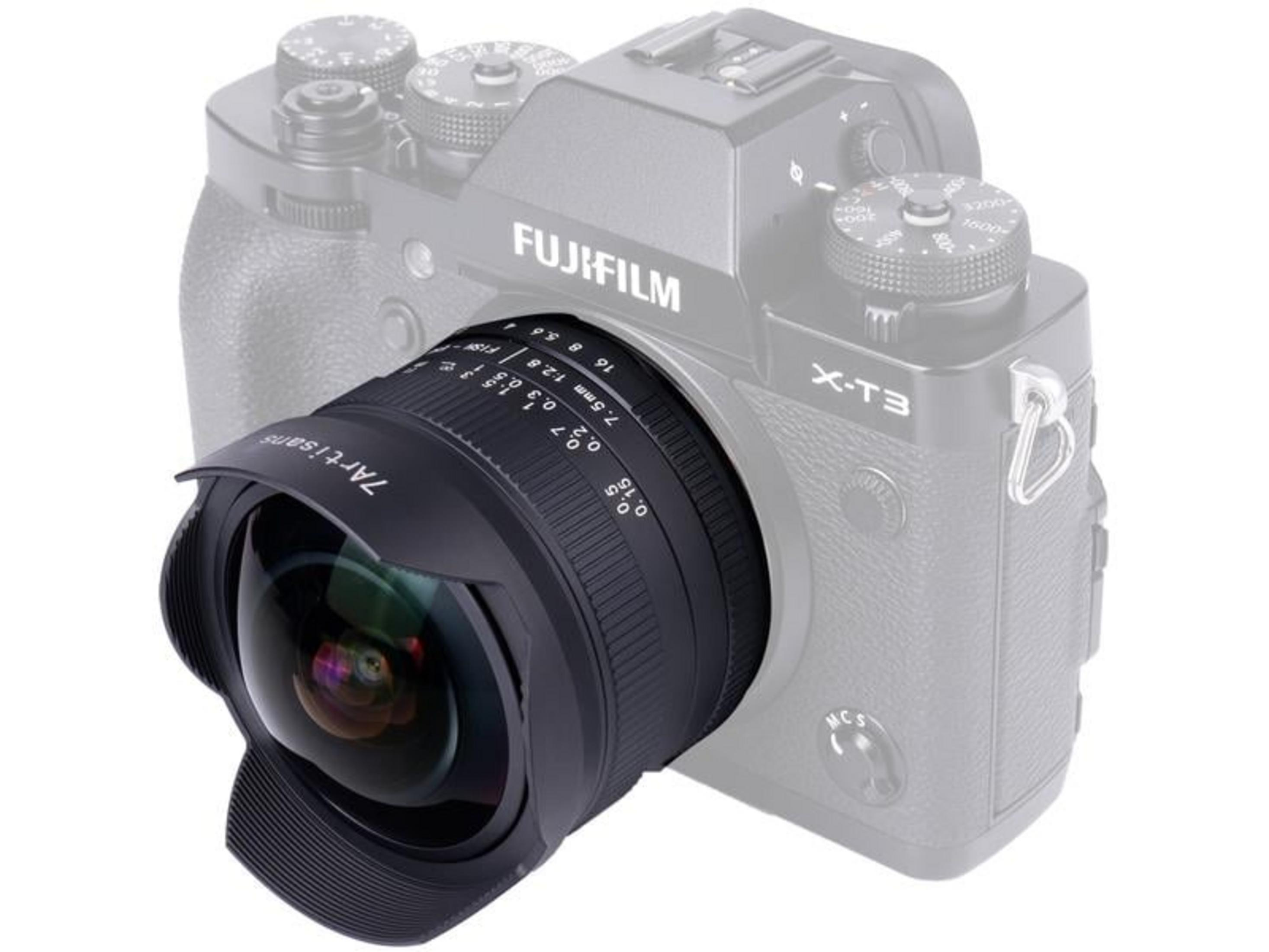Un obiettivo fisheye è attaccato a una fotocamera Fujifilm X-T3 grigia.