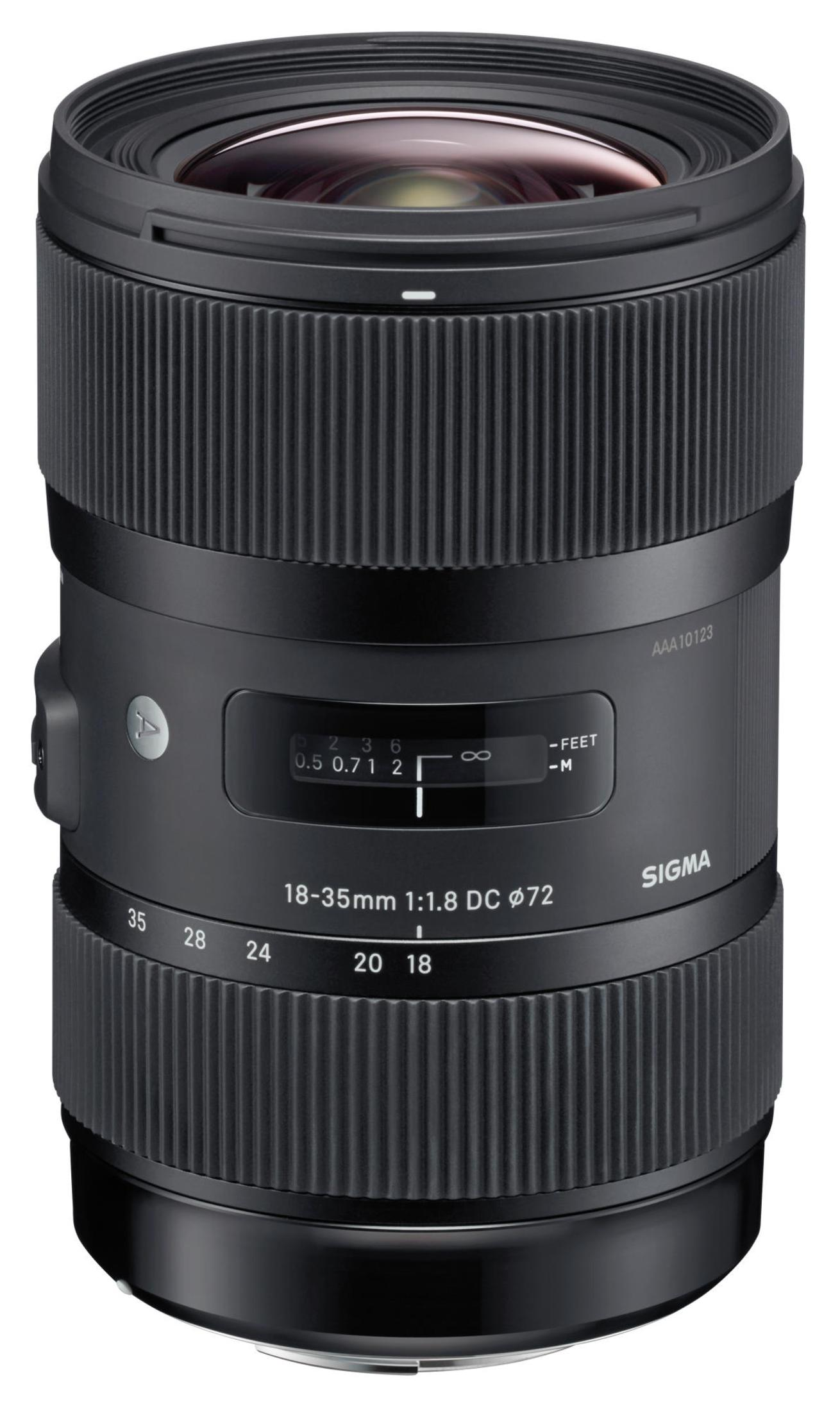 Een zwarte Sigma 18-35mm f/1.8 DC lens met focus- en zoomringen.