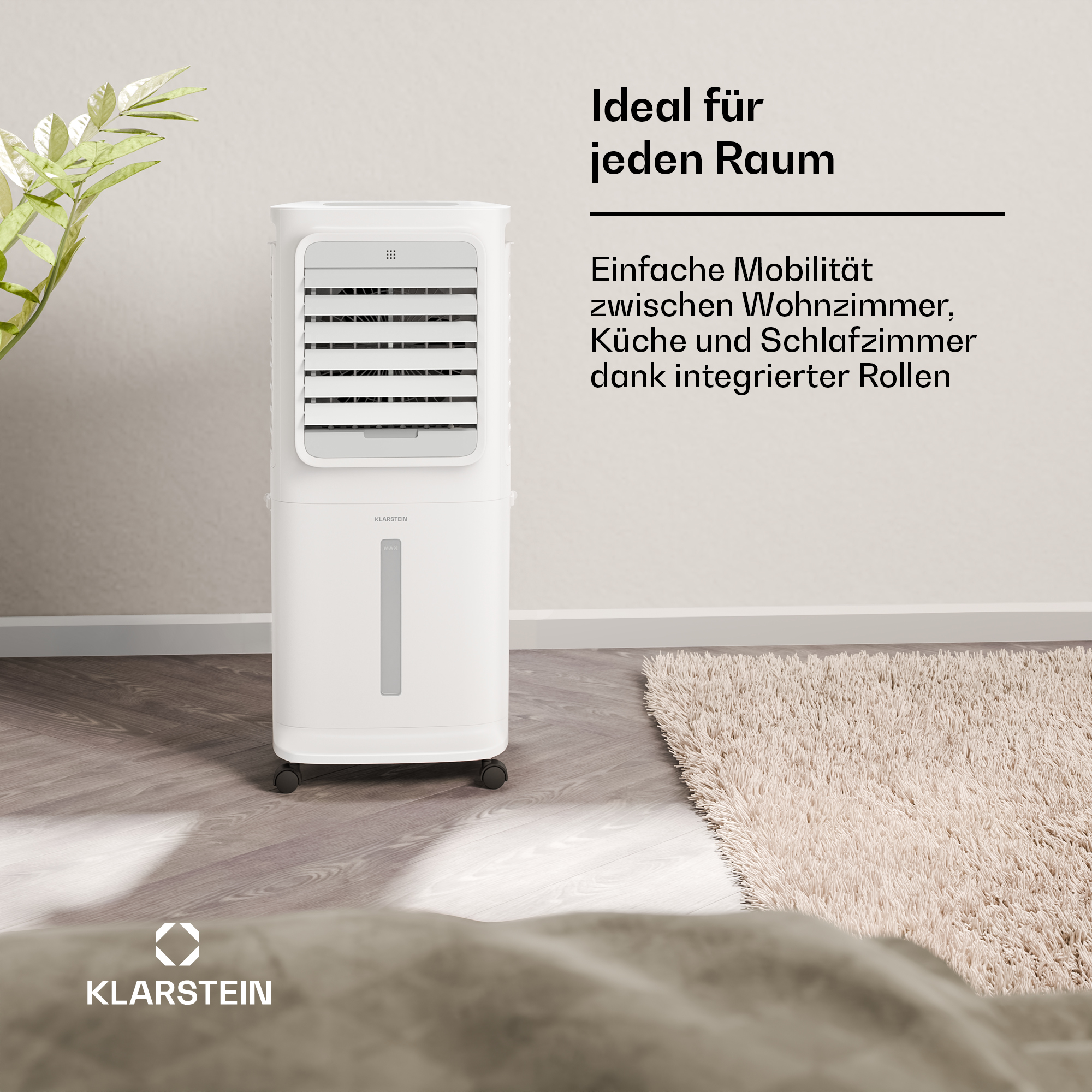Ein weißer Luftkühler mit Rollen steht neben einer Pflanze und einem Teppich.