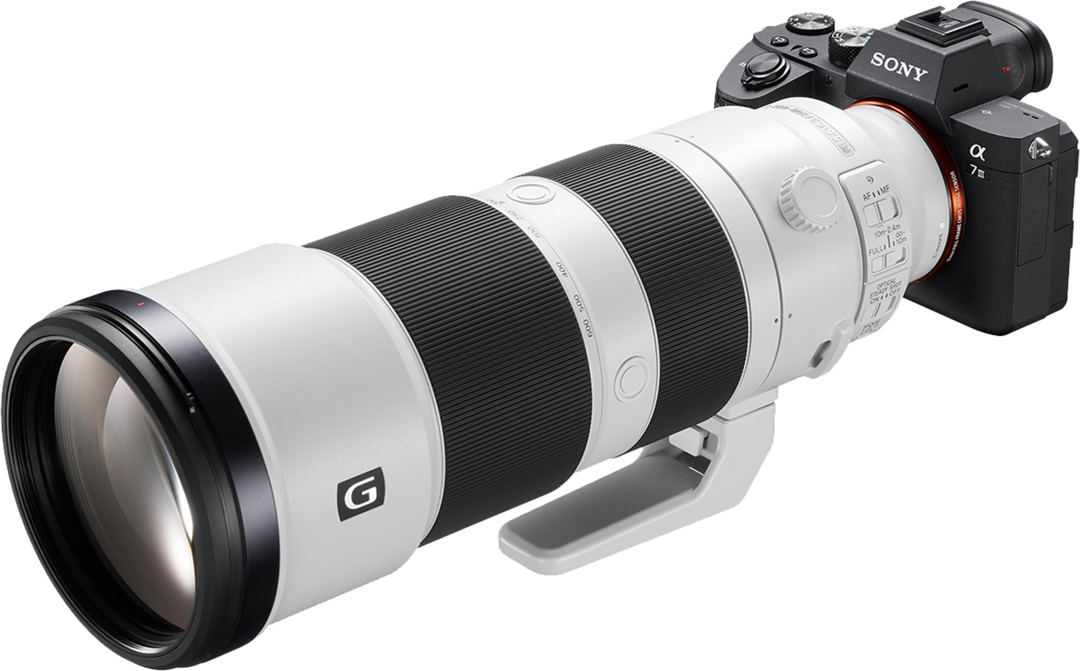 Una cámara Sony Alpha 7 III con un teleobjetivo blanco.