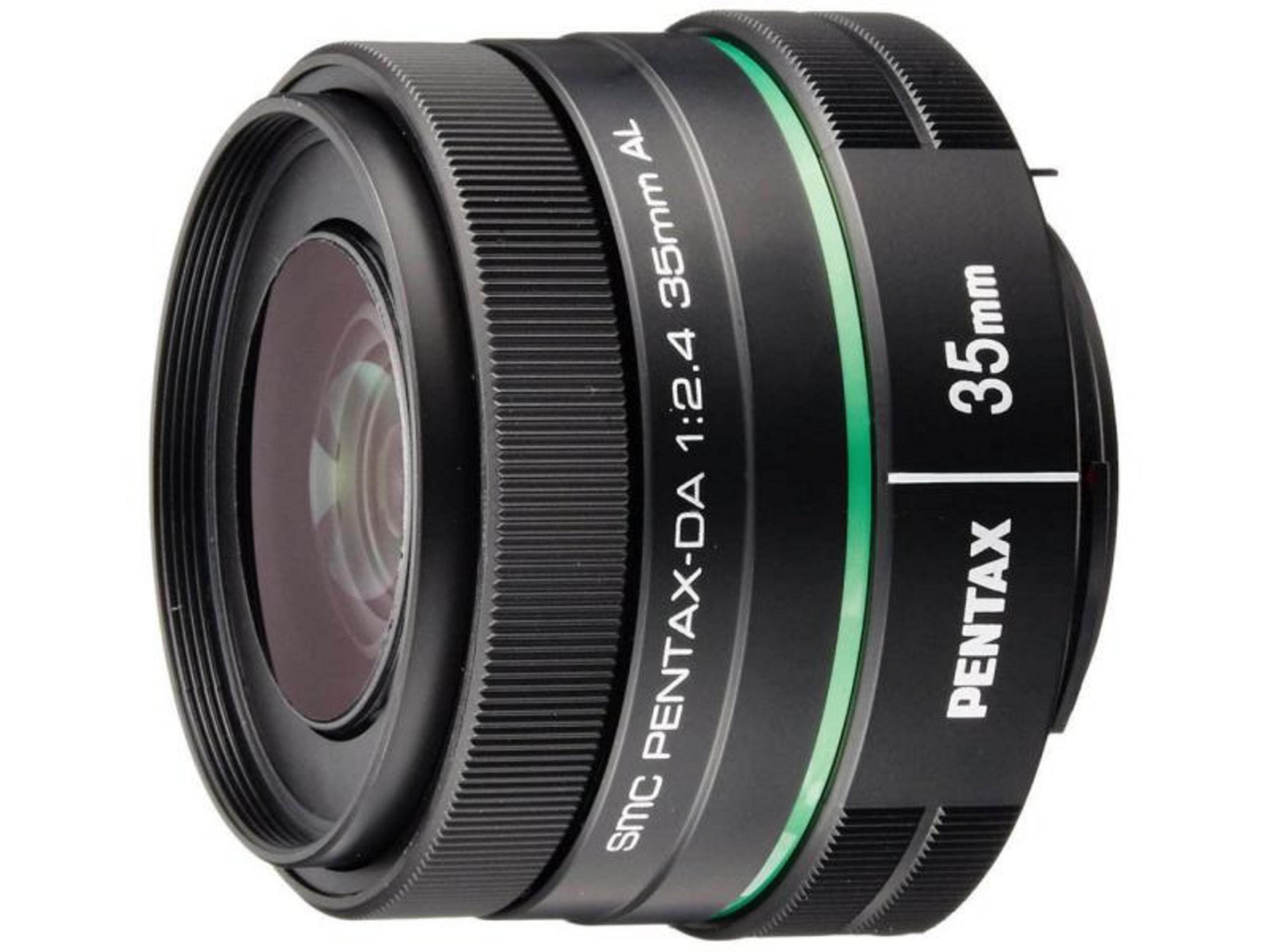 Ein schwarzes Pentax 35mm Objektiv mit grünen Akzenten und Ringen.