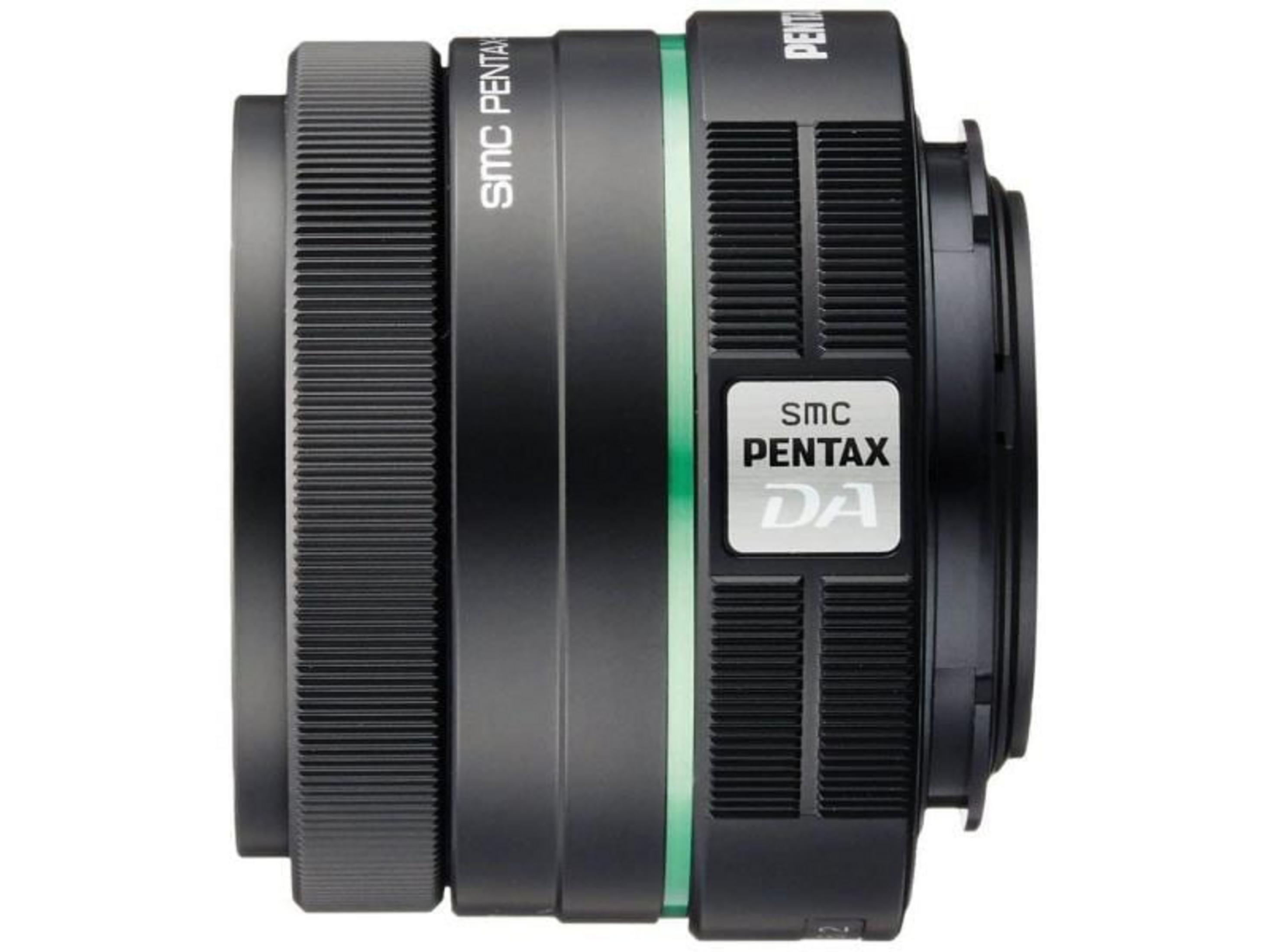 Schwarzes SMC Pentax DA Objektiv mit strukturgriff und grünem Streifen.