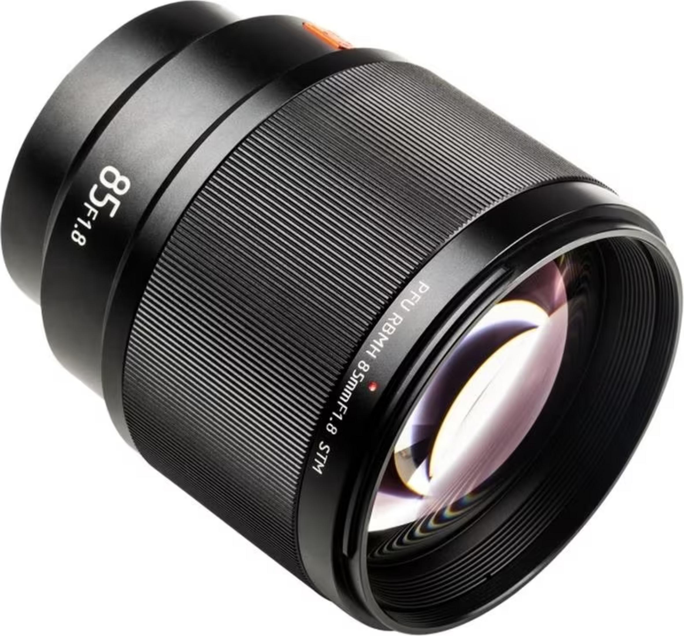 Obiettivo nero con marcatura 85mm F1.8 e ghiera zigrinata.