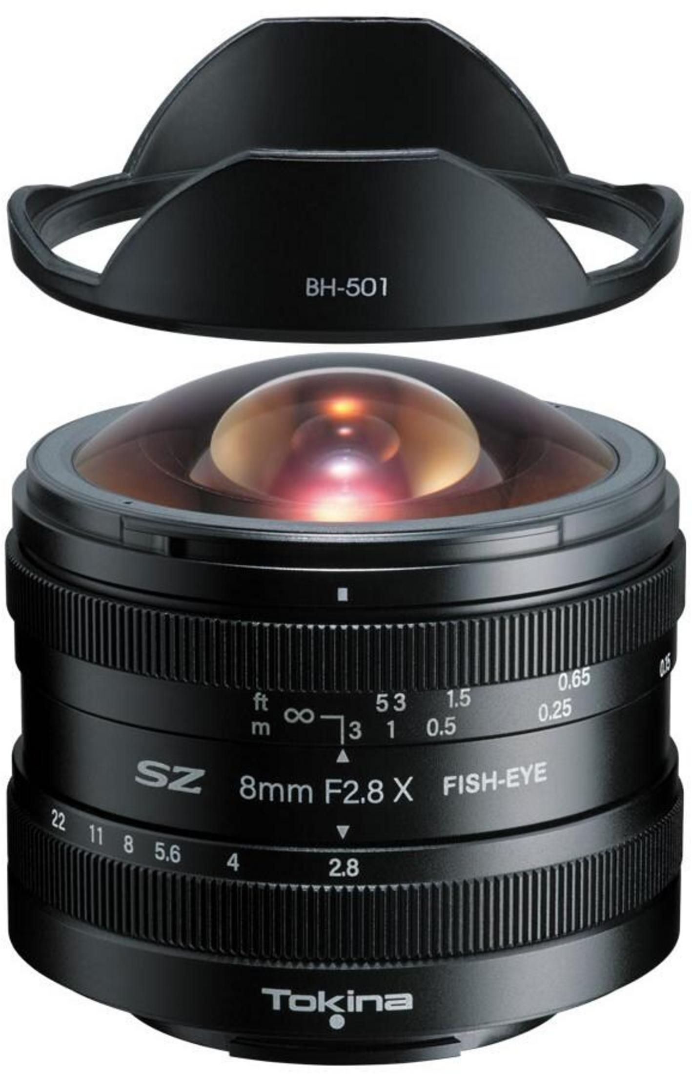 Eine schwarze Tokina 8mm F2.8 X Fish-Eye-Linse mit Gegenlichtblende