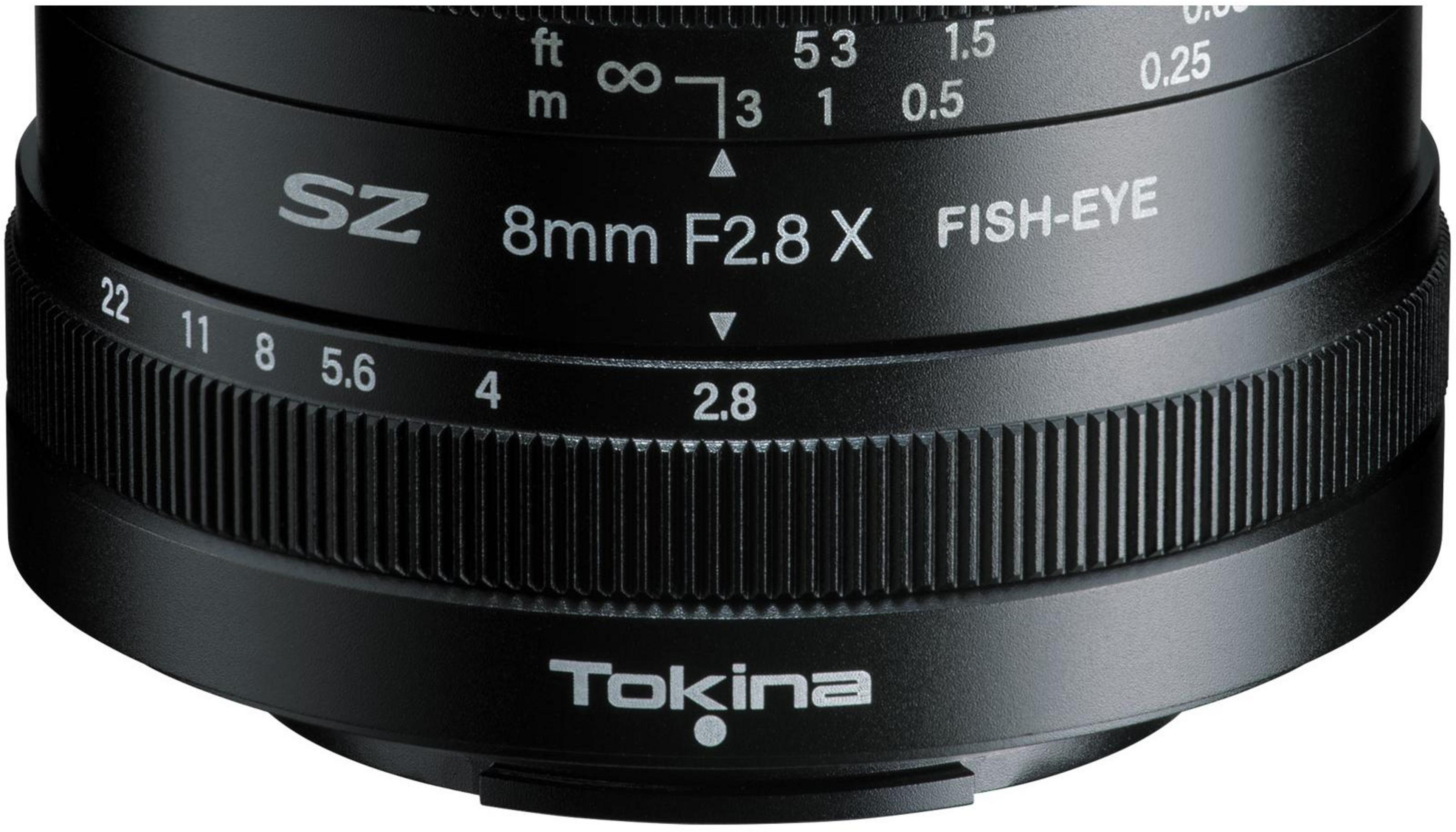 Nahaufnahme eines schwarzen Tokina SZ 8mm F2.8 X FISH-EYE Objektivs mit Fokus- und Blendenringen.
