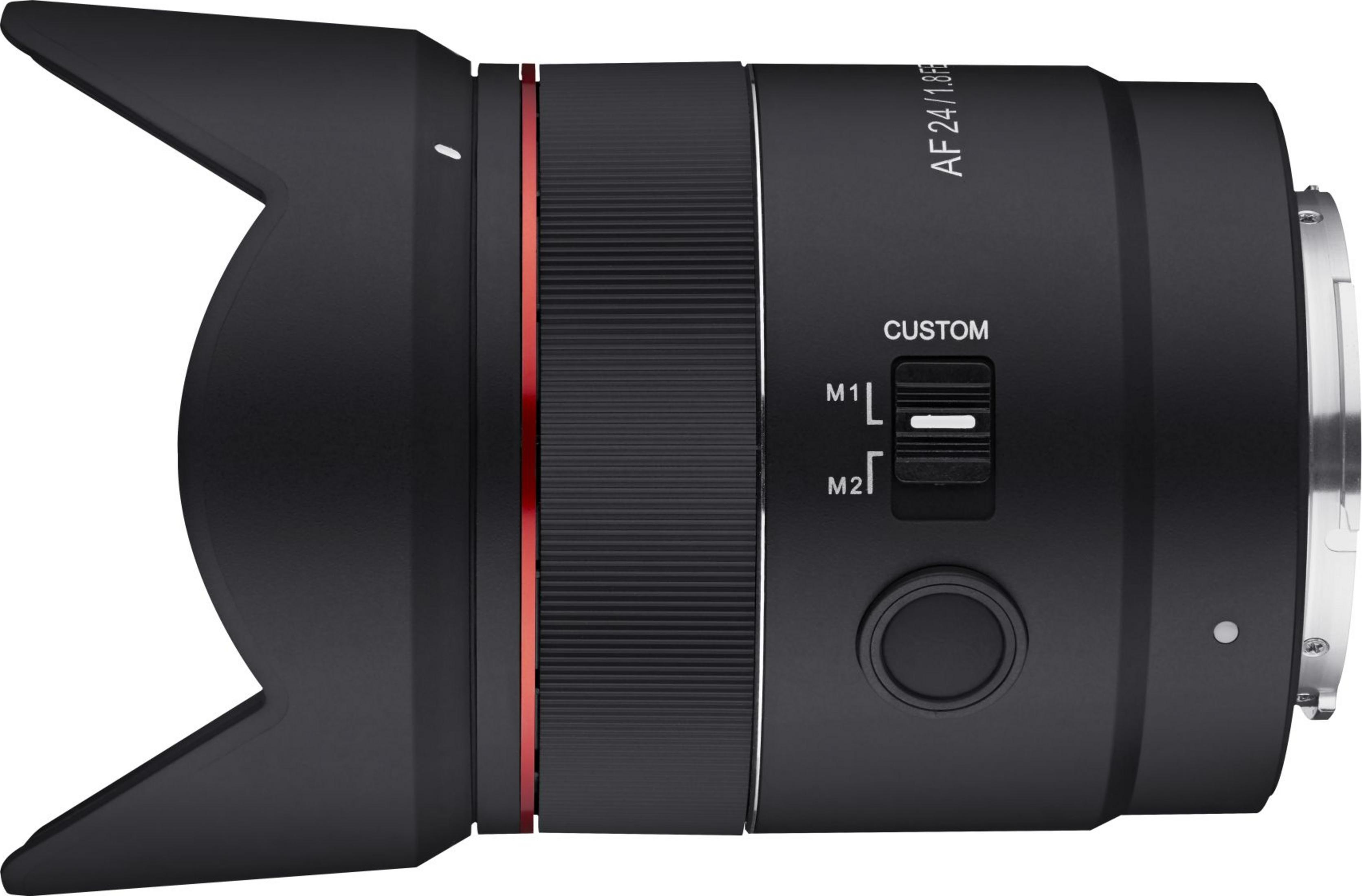 Ein schwarzes Kameraobjektiv mit rotem Ring und Beschriftungen wie AF 24/1.8FE und CUSTOM.