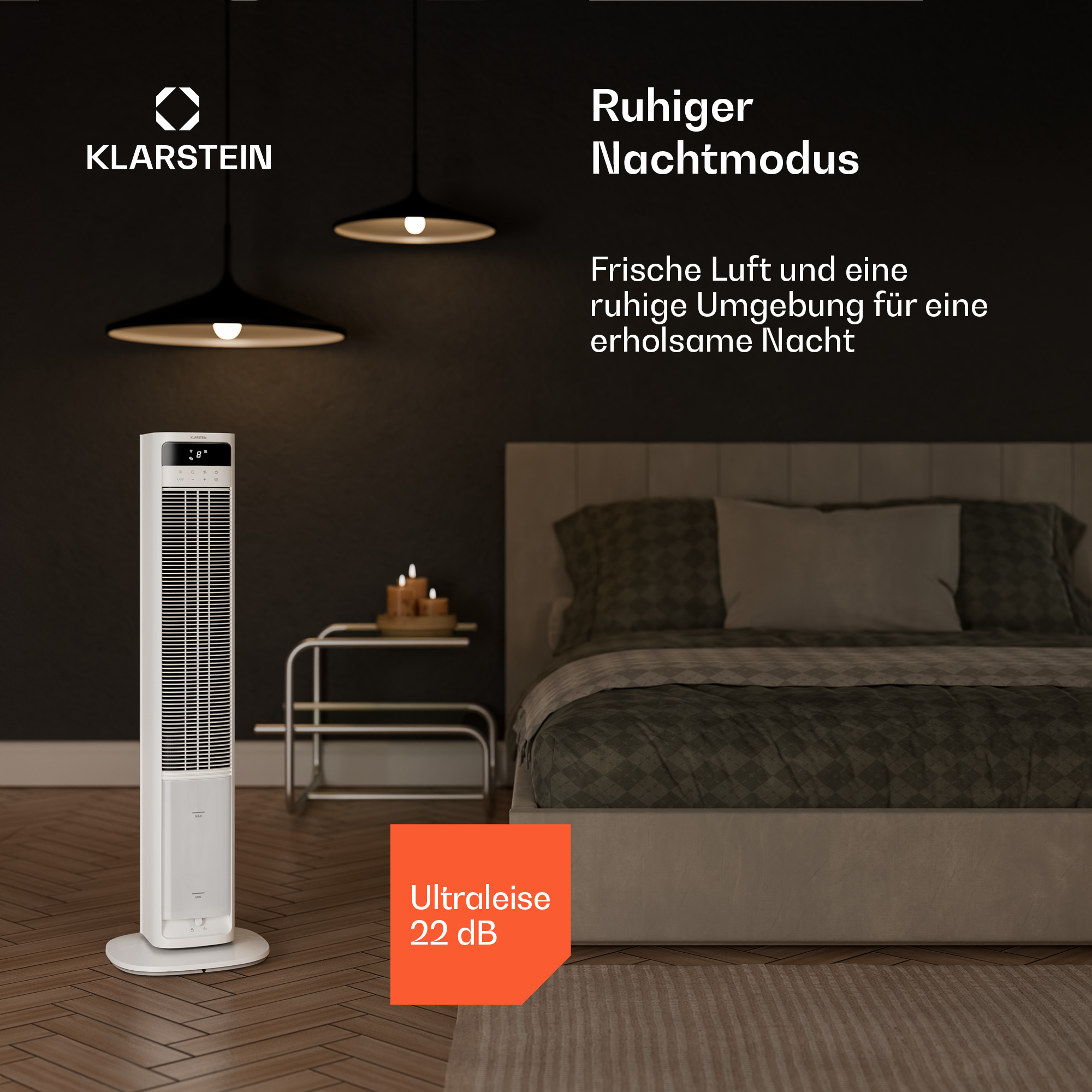 Ein weißer Turmventilator steht neben einem Bett in einem dunklen Raum.