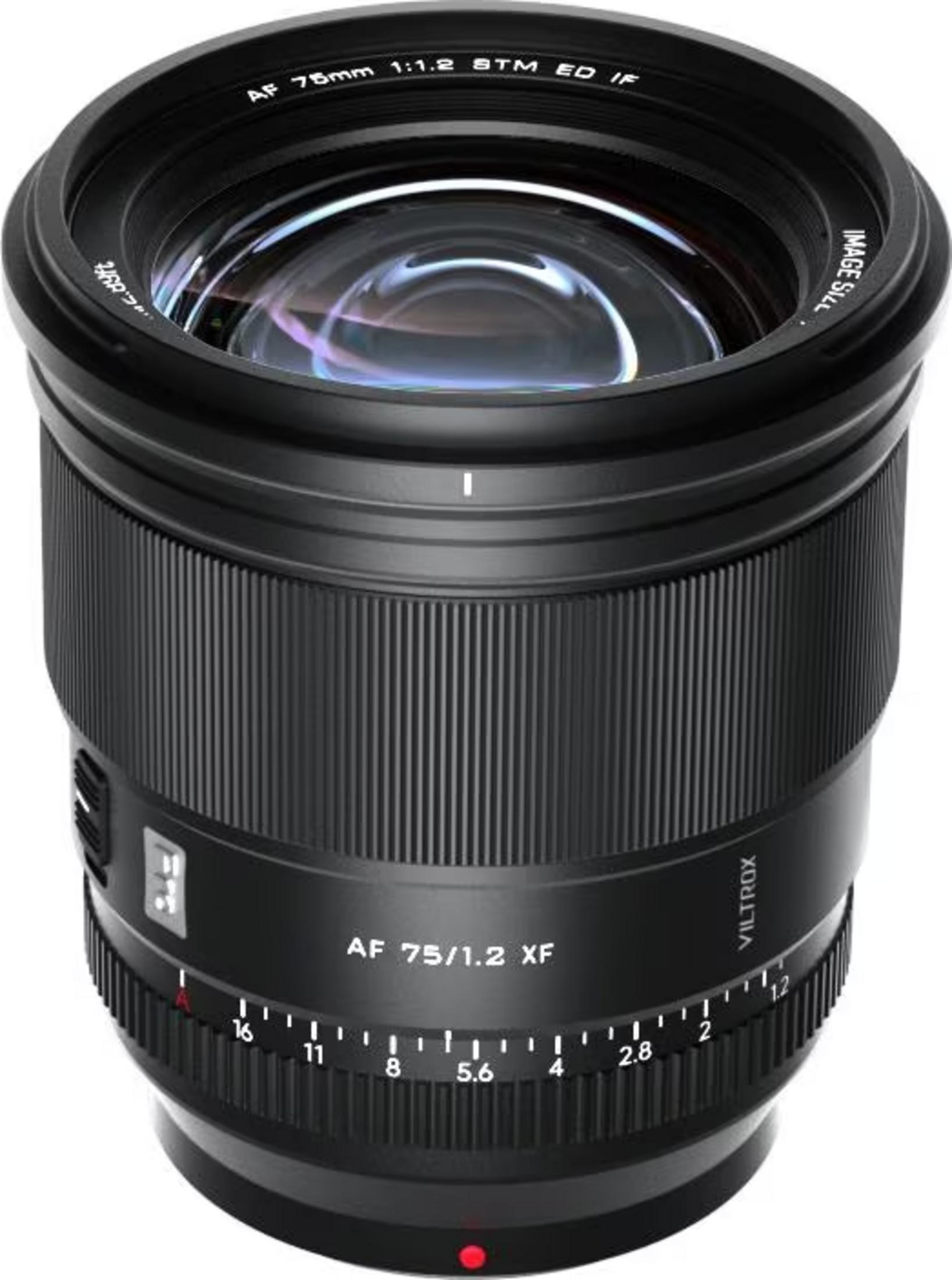 Un obiettivo Viltrox 75mm 1:1,2 XF nero con ghiere di messa a fuoco e apertura.
