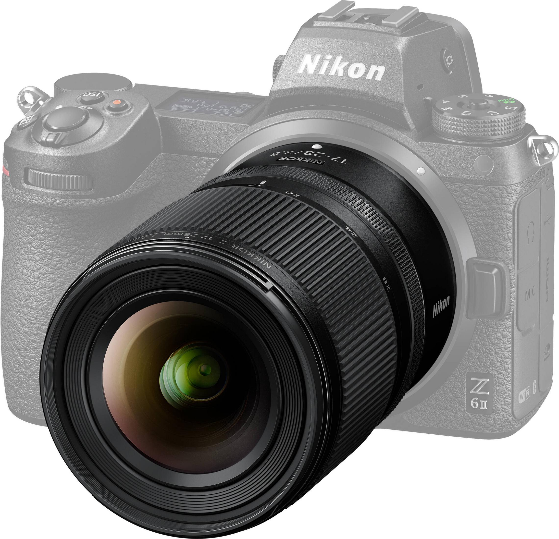 Una cámara Nikon Z con un objetivo NIKKOR Z 17-28mm en primer plano.