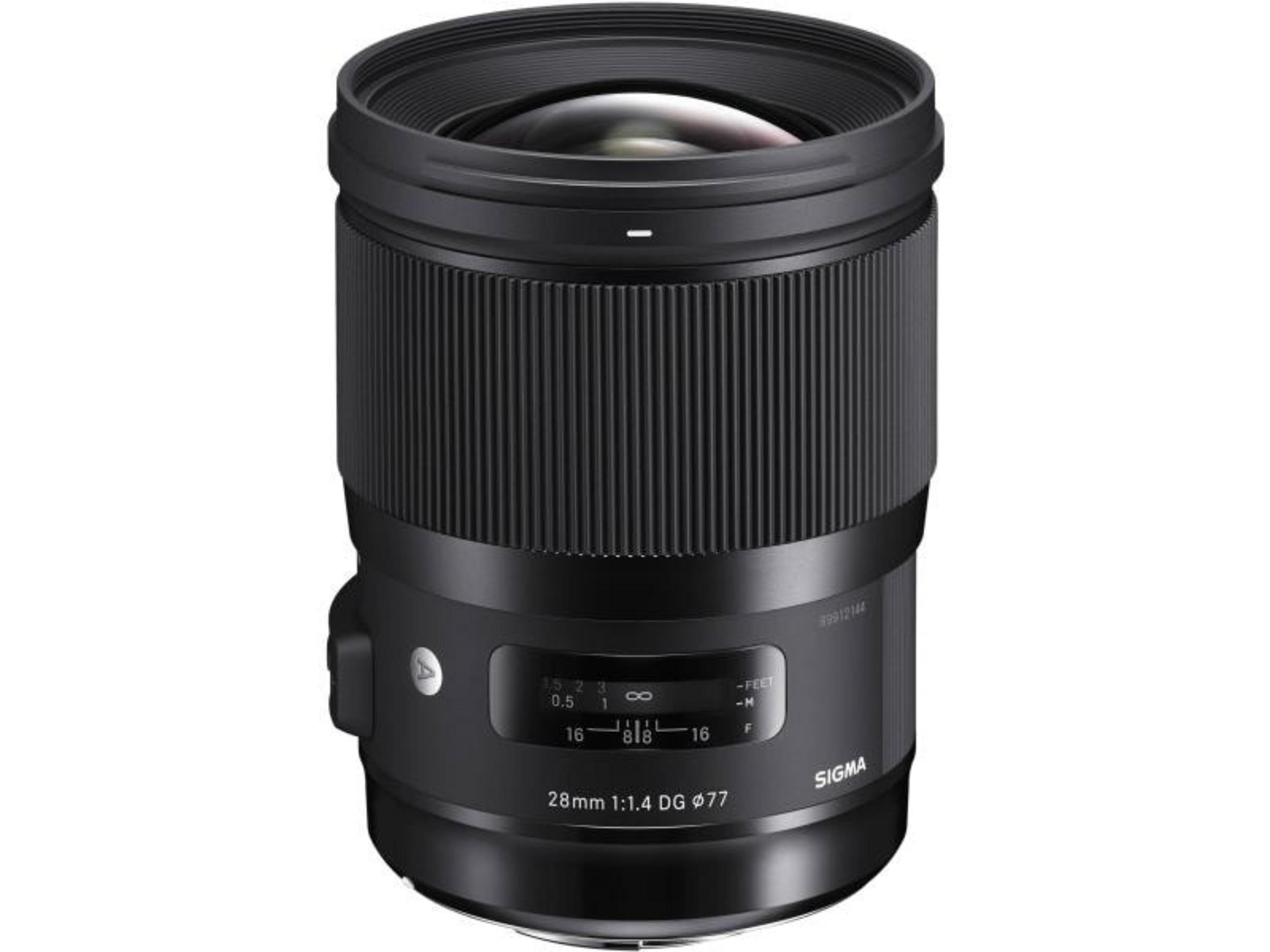 Obiettivo Sigma 28mm 1:1,4 DG nero con ghiere di messa a fuoco e diaframma.