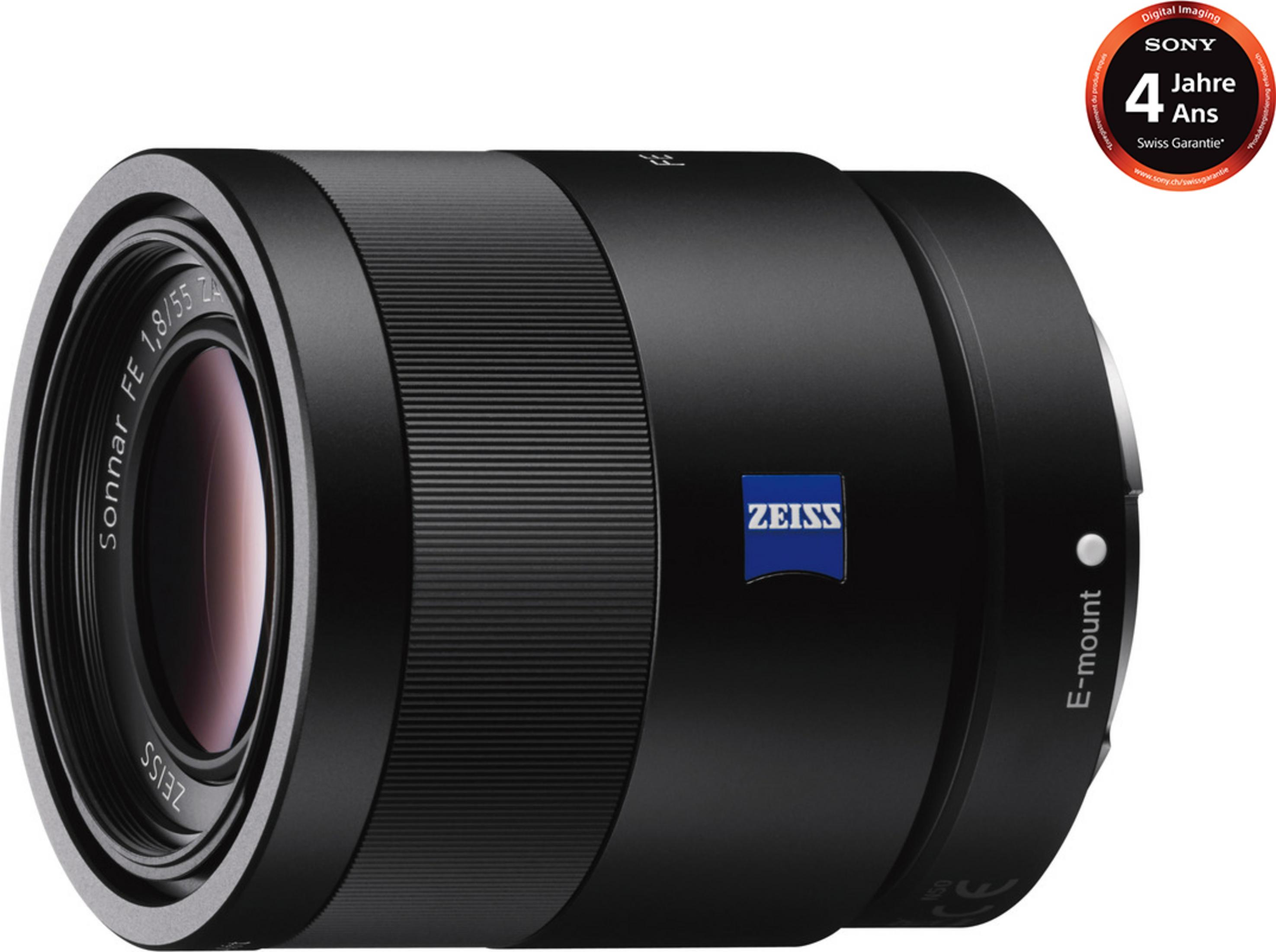 Czarny obiektyw Zeiss Sonnar FE 1,8/55 ze srebrnym pierścieniem i niebieskim logo Zeiss.