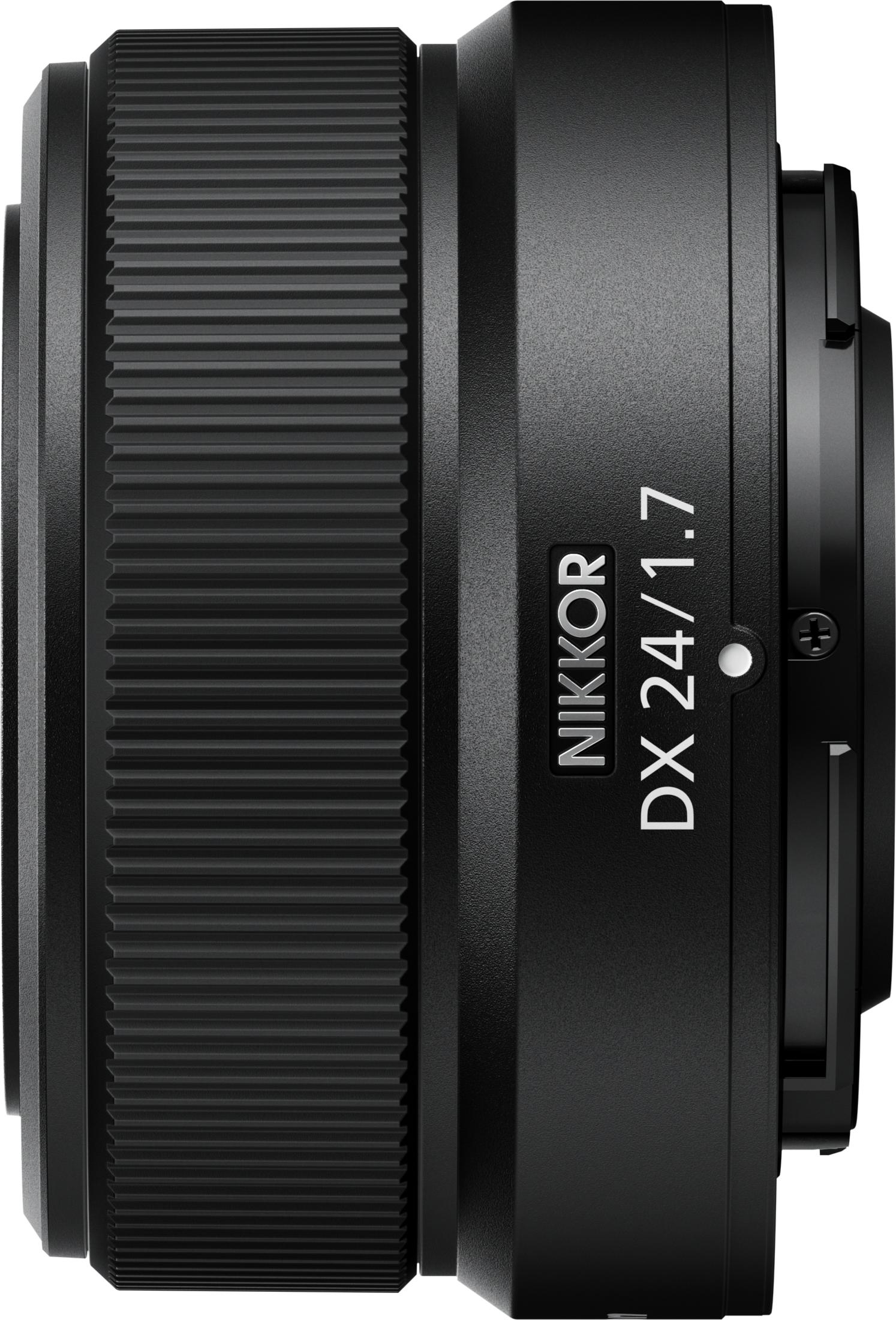 Primer plano de un objetivo NIKKOR DX 24/1.7 negro con agarre moleteado.