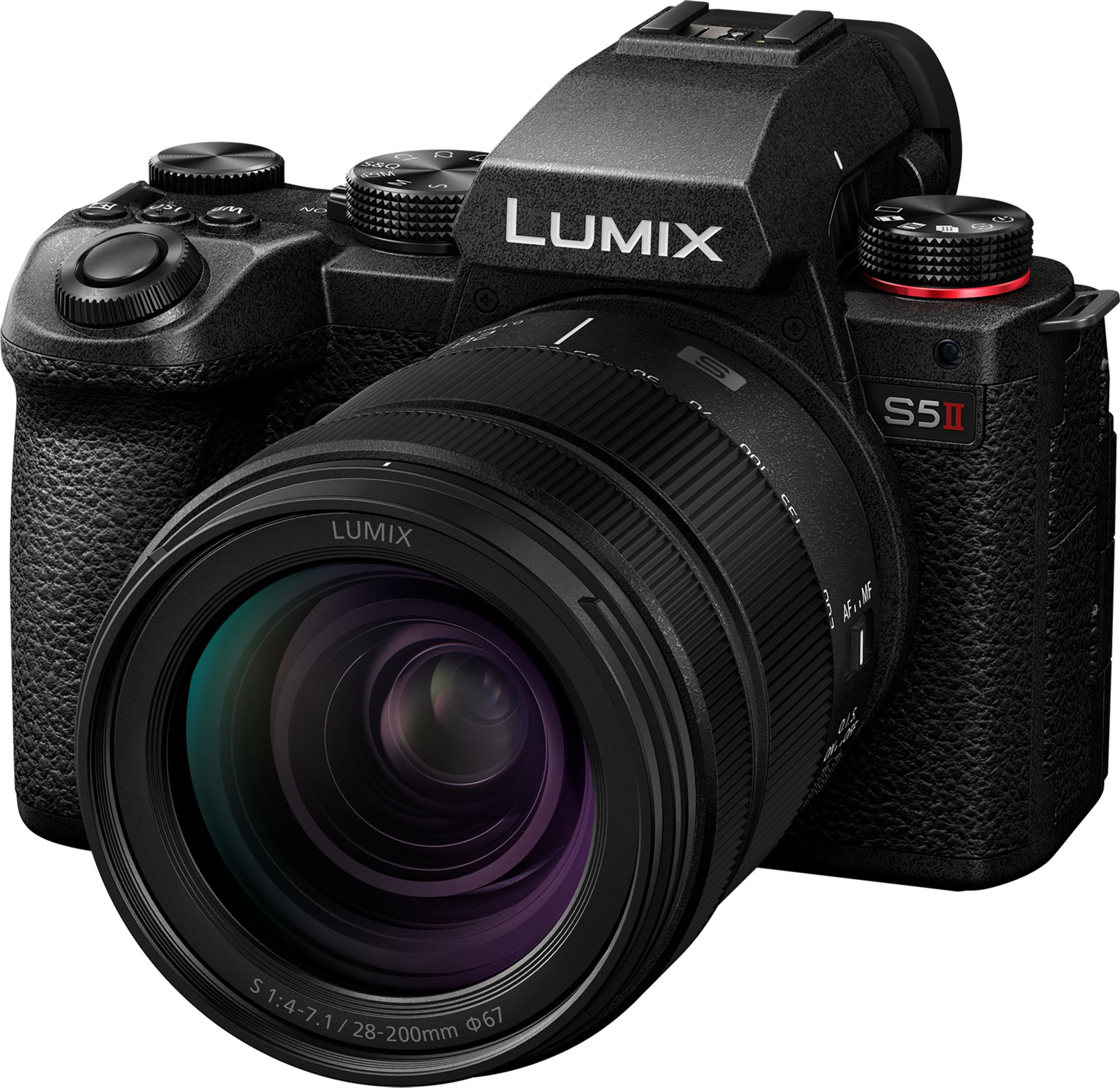 Schwarze Lumix S5II Kamera mit Objektiv, isoliert auf weißem Hintergrund.