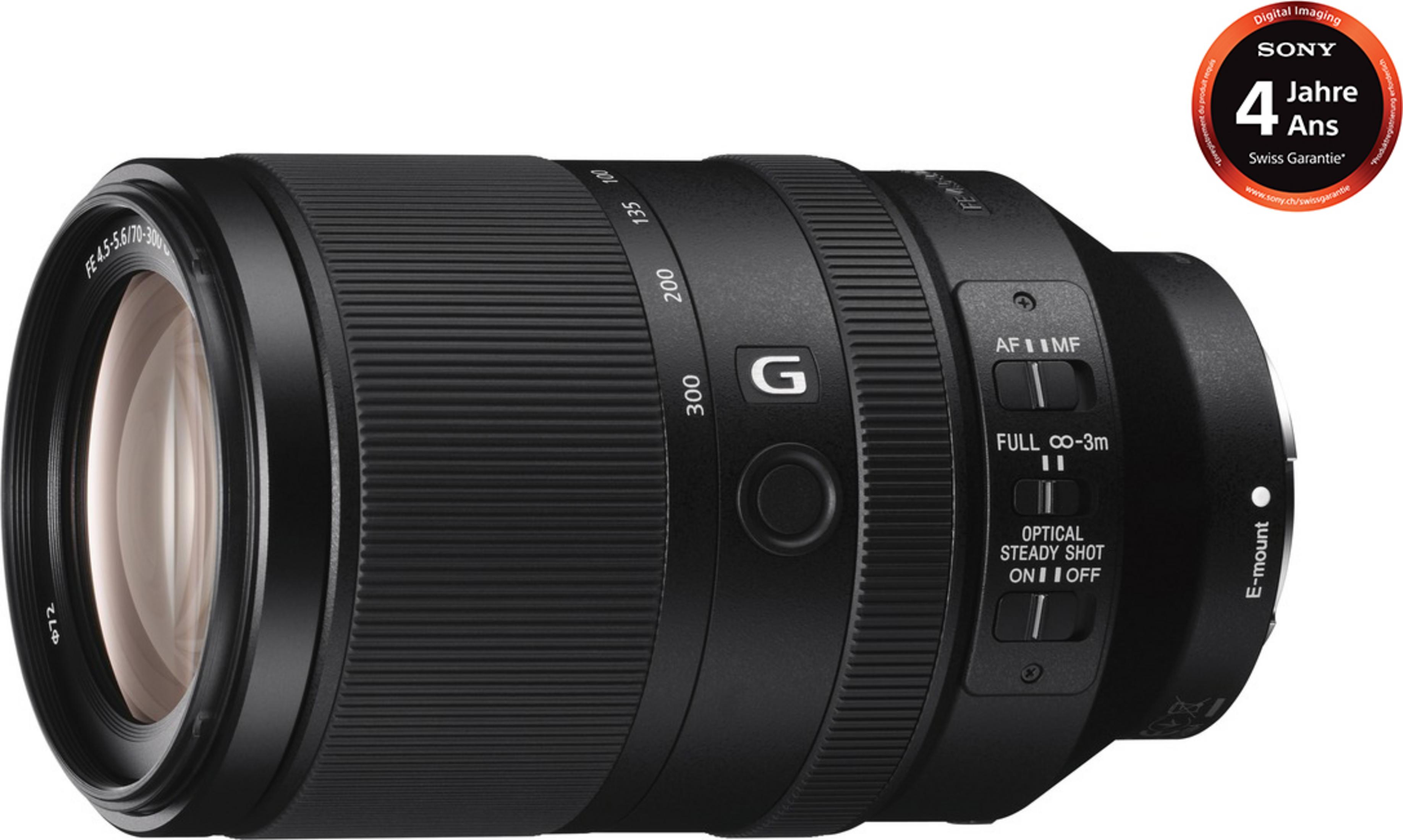 Eine schwarze Sony E-Mount Kameraobjektiv mit Zoomring und Bedienelementen.