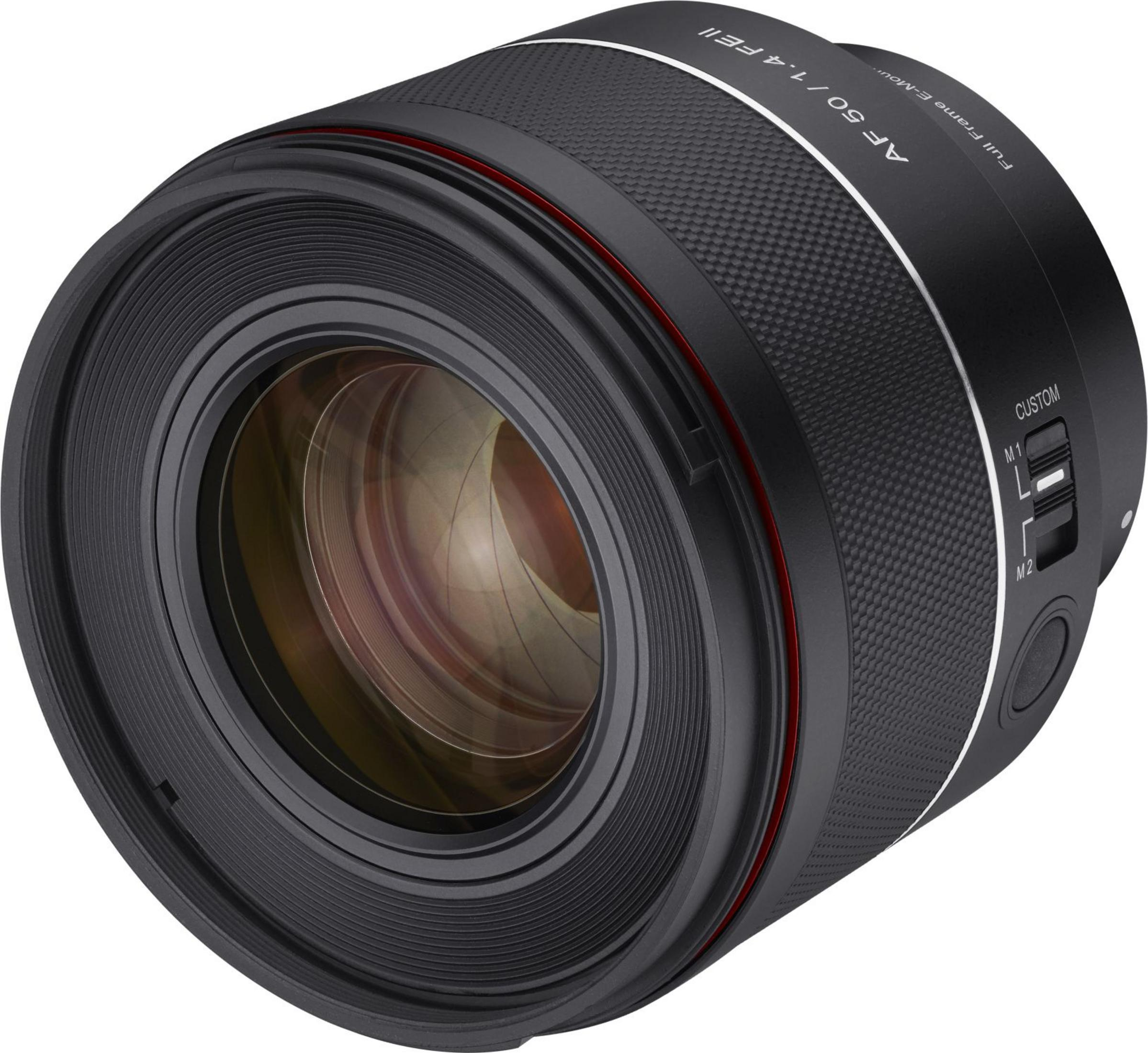 Ein schwarzes Kameraobjektiv mit AF 50/1.4 FE II und rotem Ring.