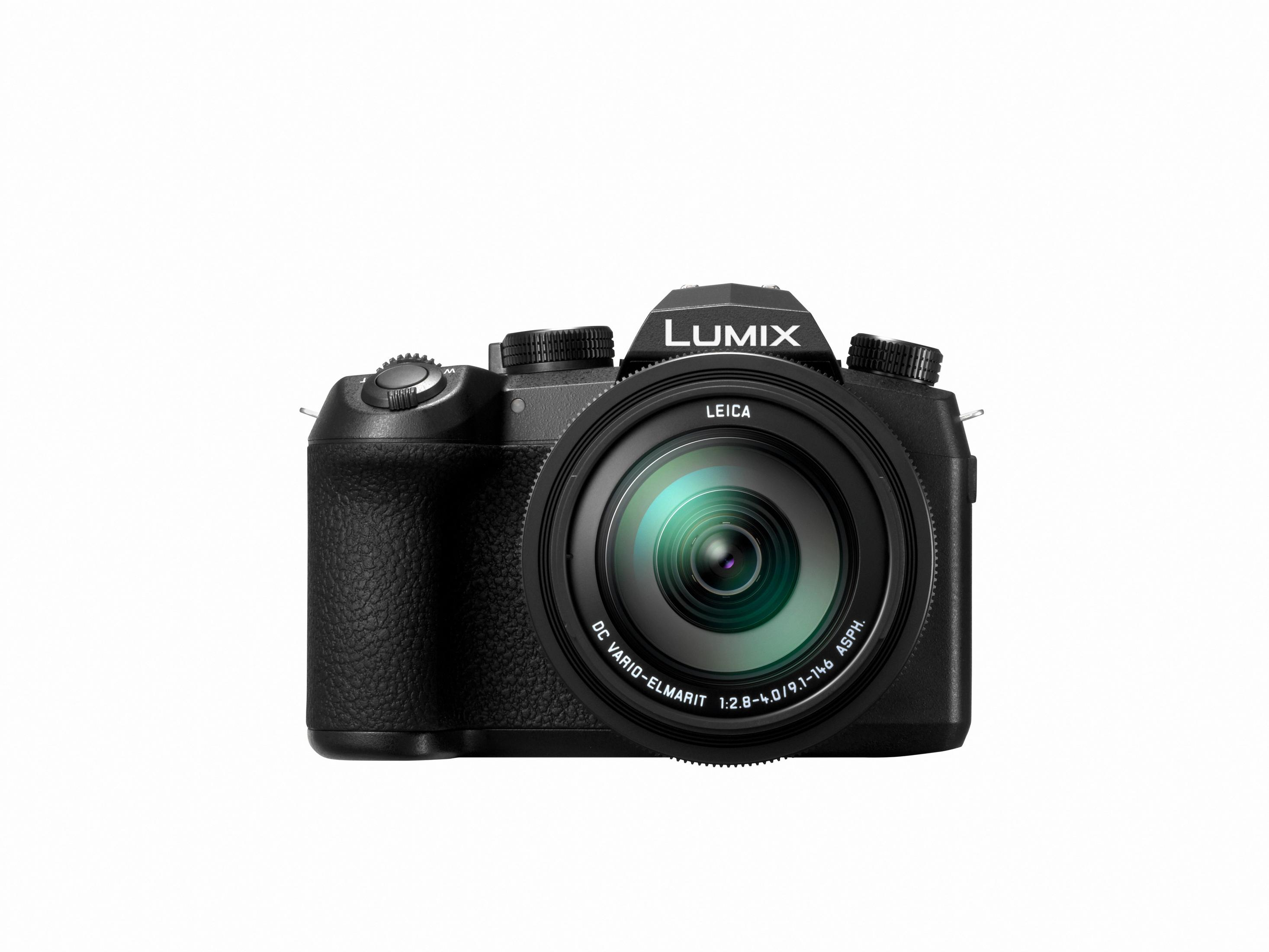 Eine schwarze Lumix-Kamera mit Leica-Objektiv steht isoliert auf weißem Hintergrund.