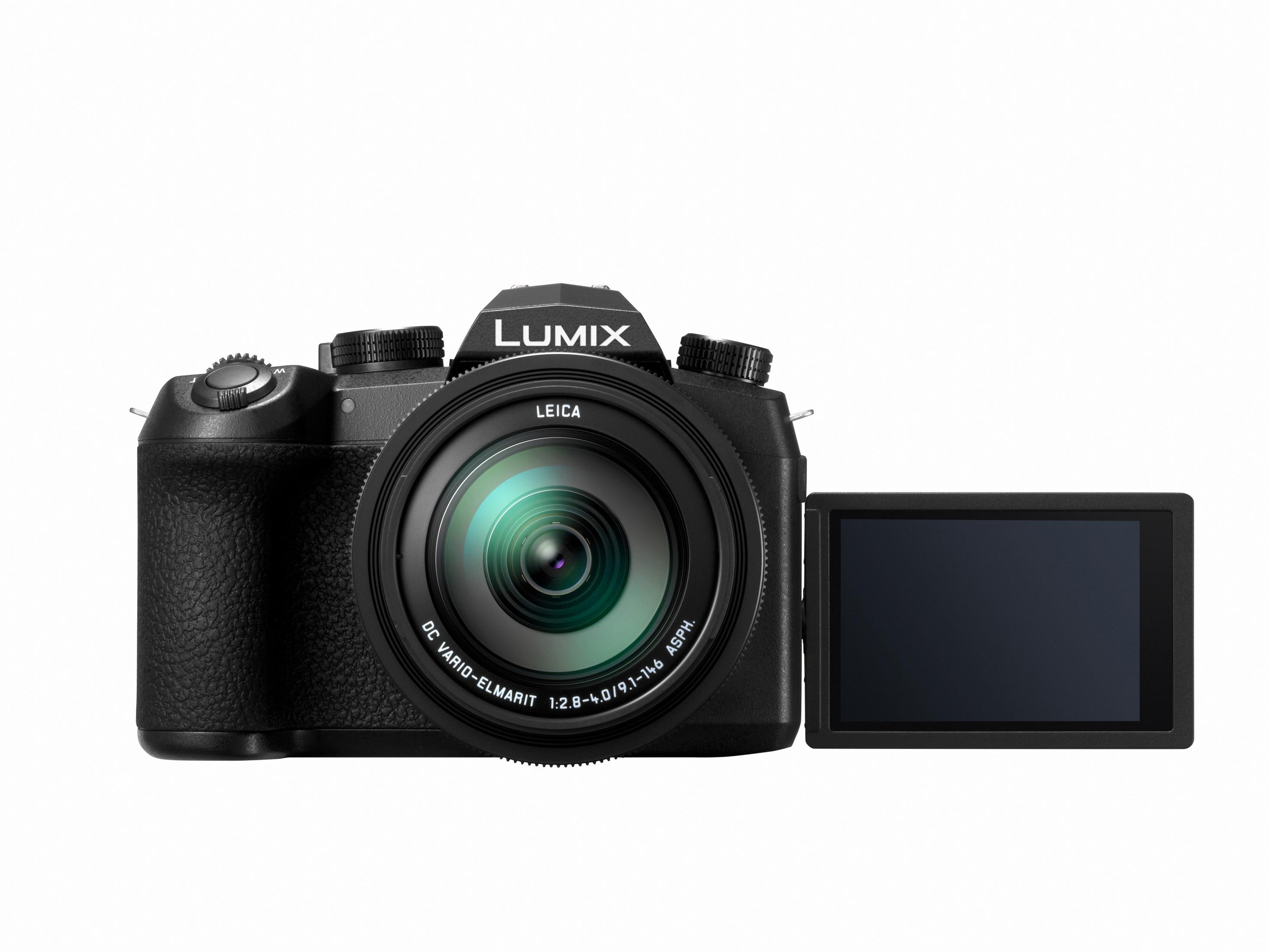 Eine schwarze Lumix-Kamera mit Leica-Objektiv und ausklappbarem Bildschirm.