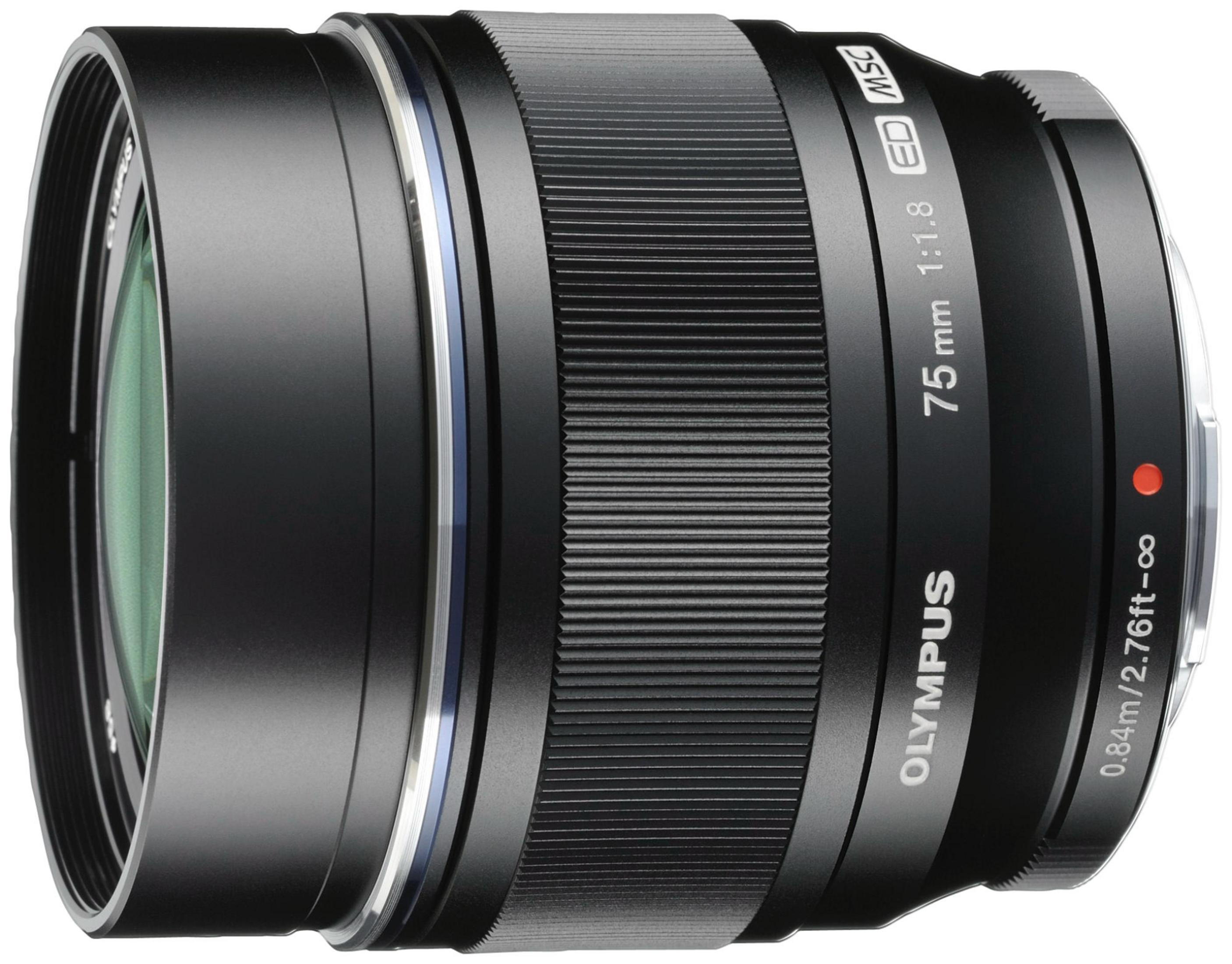 Olympus 75mm 1:1.8 Objektiv mit gerilltem Fokusring und blauer Zierleiste.