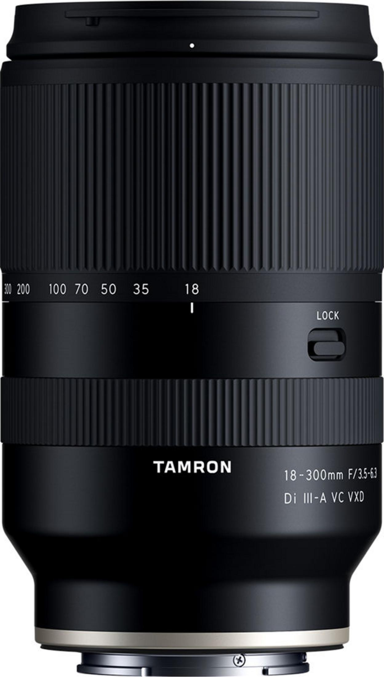 Schwarzes Tamron 18-300mm F/3,5-6,3 Objektiv mit Zoom- und Fokusmarkierungen sowie einem Sperrschalter.