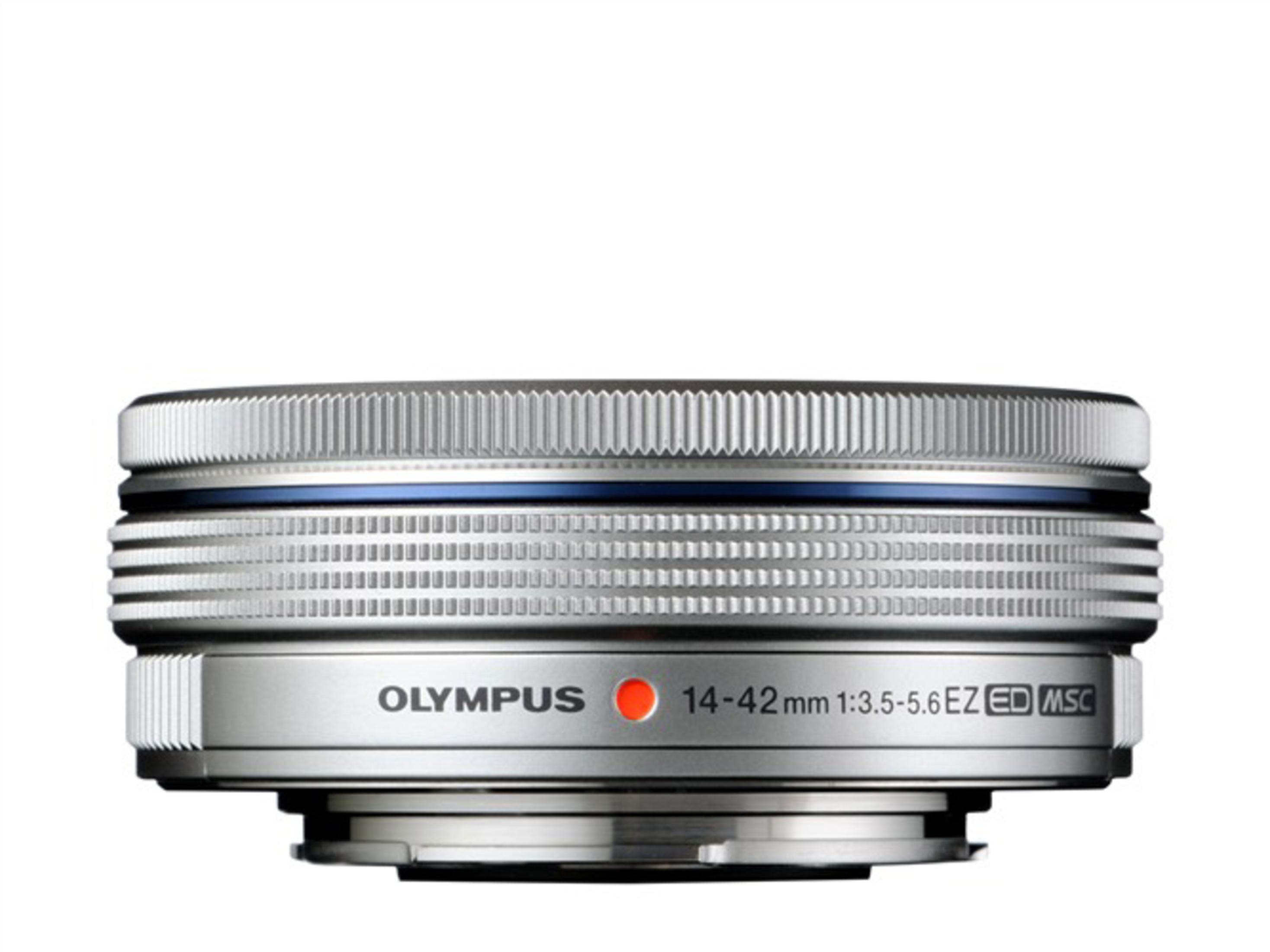 Zilveren Olympus camera lens met tekst en een rood stipje.