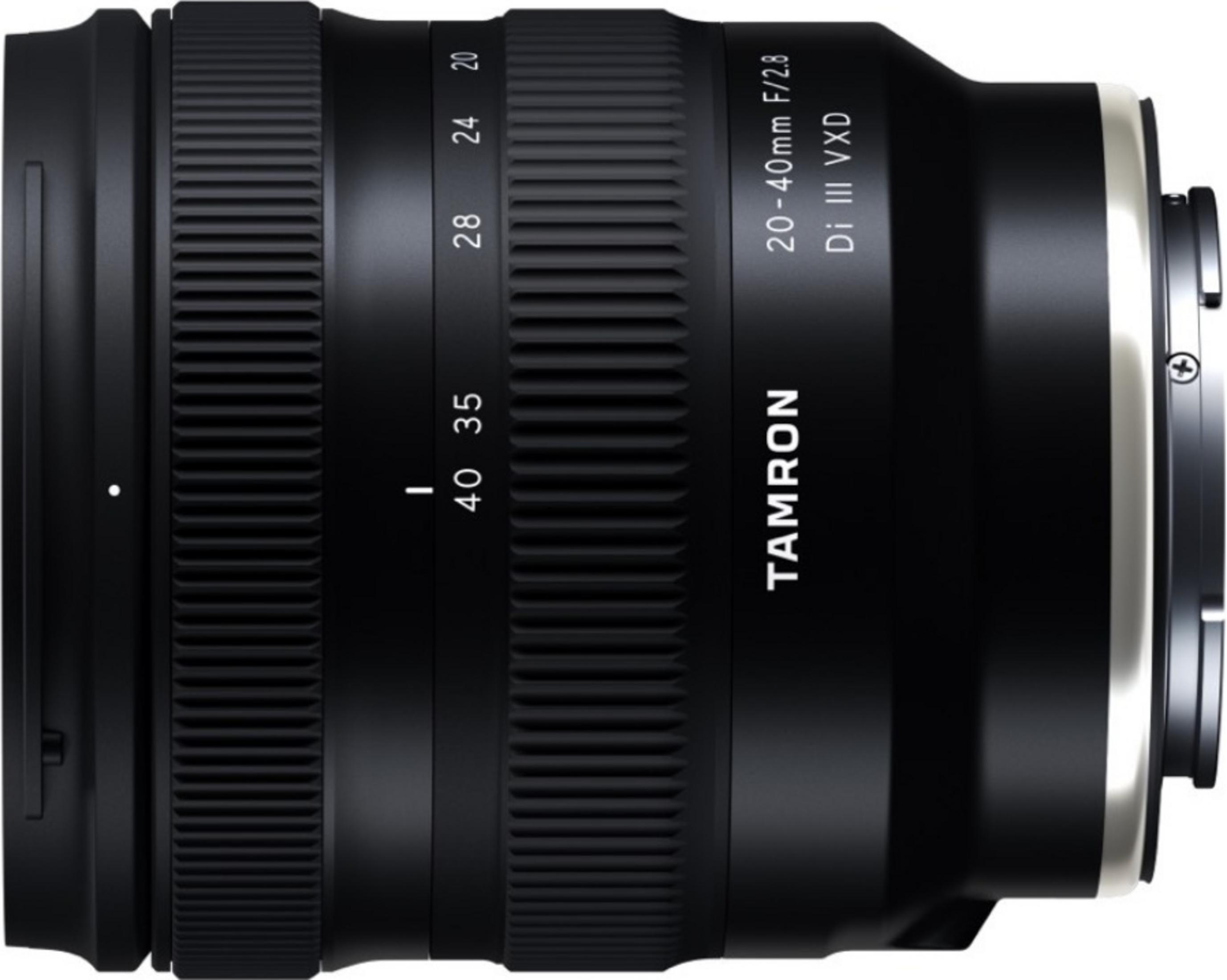 Schwarzes Tamron 20-40mm f/2.8 Di III VXD Objektiv mit Fokusmarkierungen und Ringen.