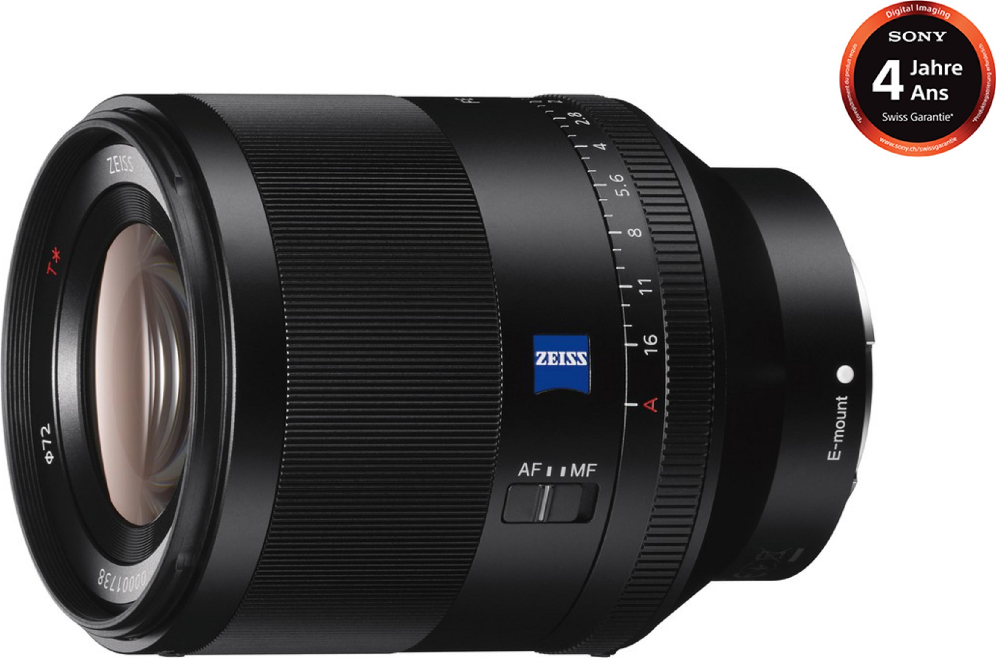 Lente Zeiss negra con anillo de enfoque, anillo de apertura y marca E-mount.