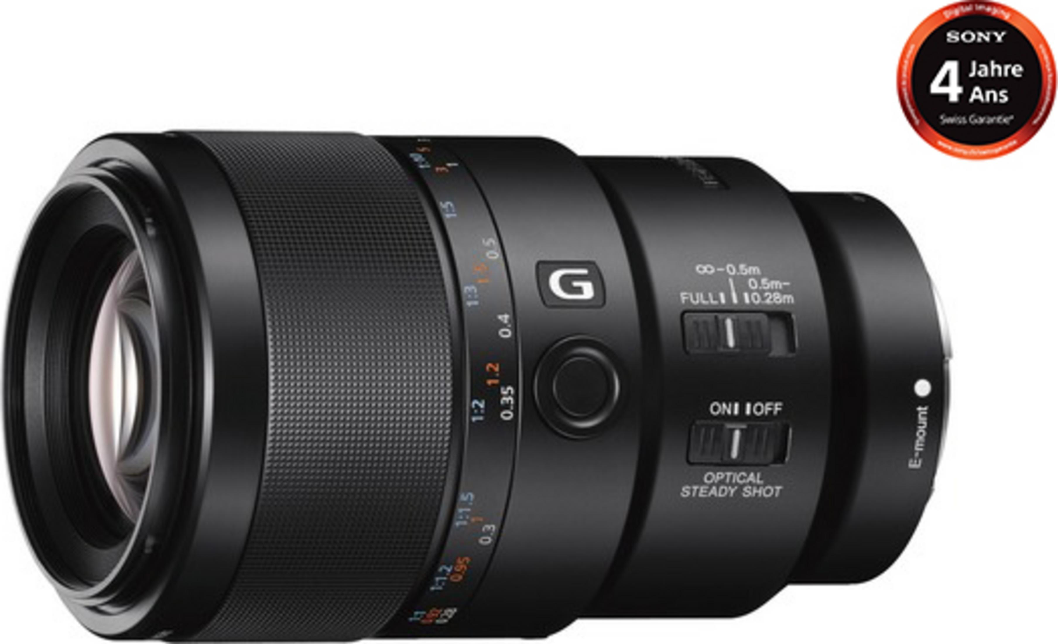 Ein schwarzes Sony G-Objektiv mit Fokus- und Zoomringen, weißem E-Mount-Logo.