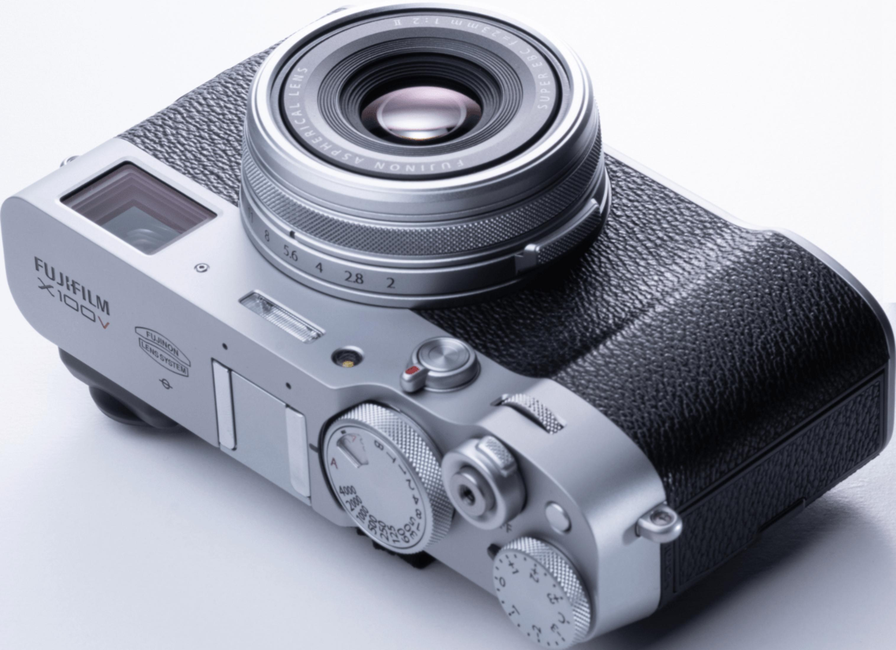 Silberne Fujifilm X100V Kamera mit schwarzem Ledergriff, von oben gesehen.