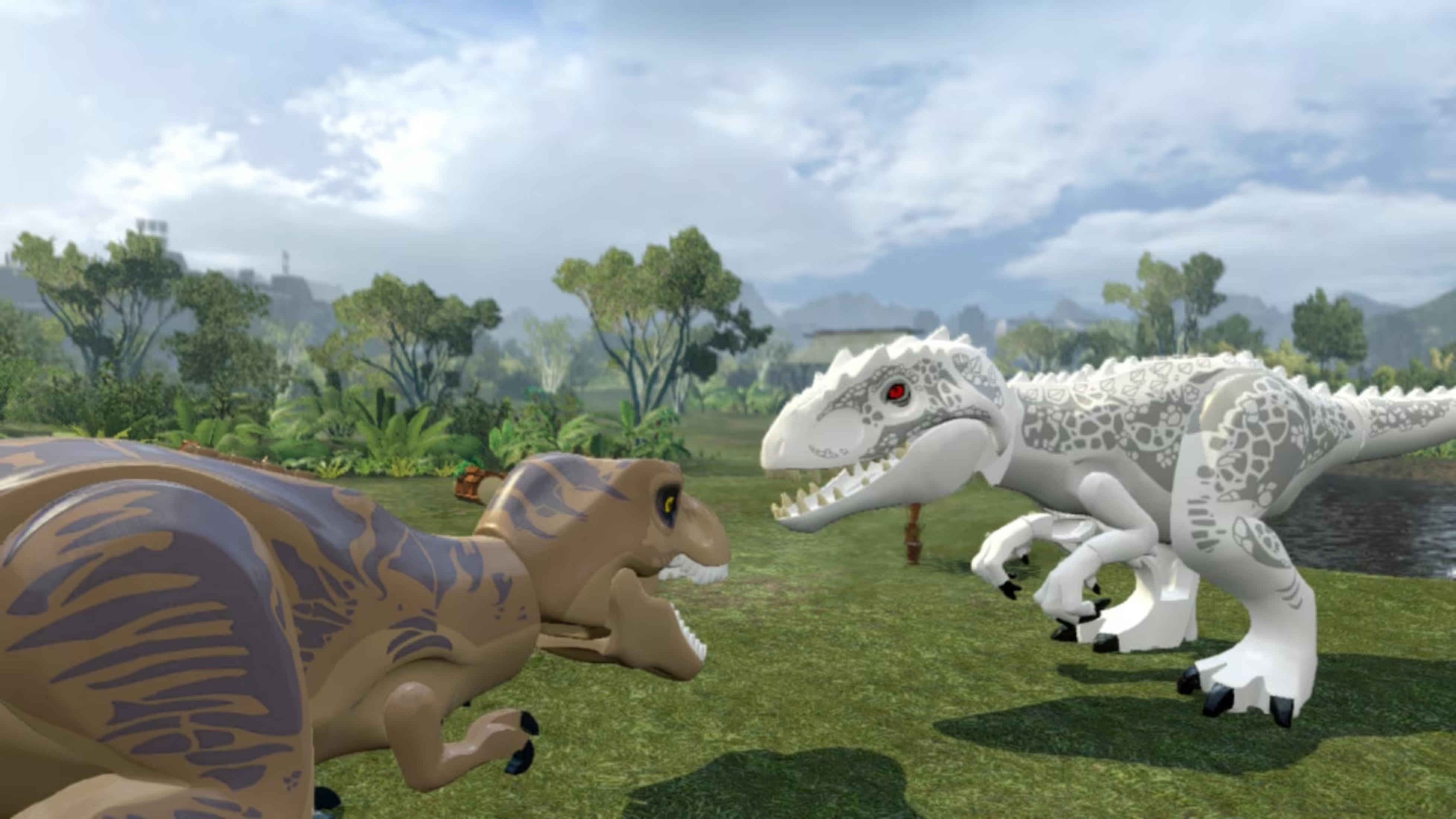 Zwei Lego-Dinosaurier, ein brauner und ein weißer, stehen sich auf einer grünen Wiese gegenüber.