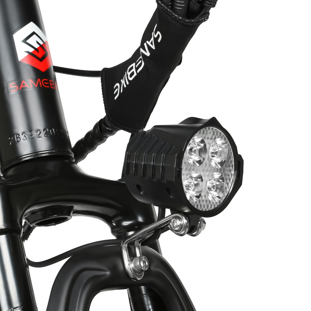 Przód czarnego roweru elektrycznego z jasnym reflektorem LED i logo "SAMEBIKE".