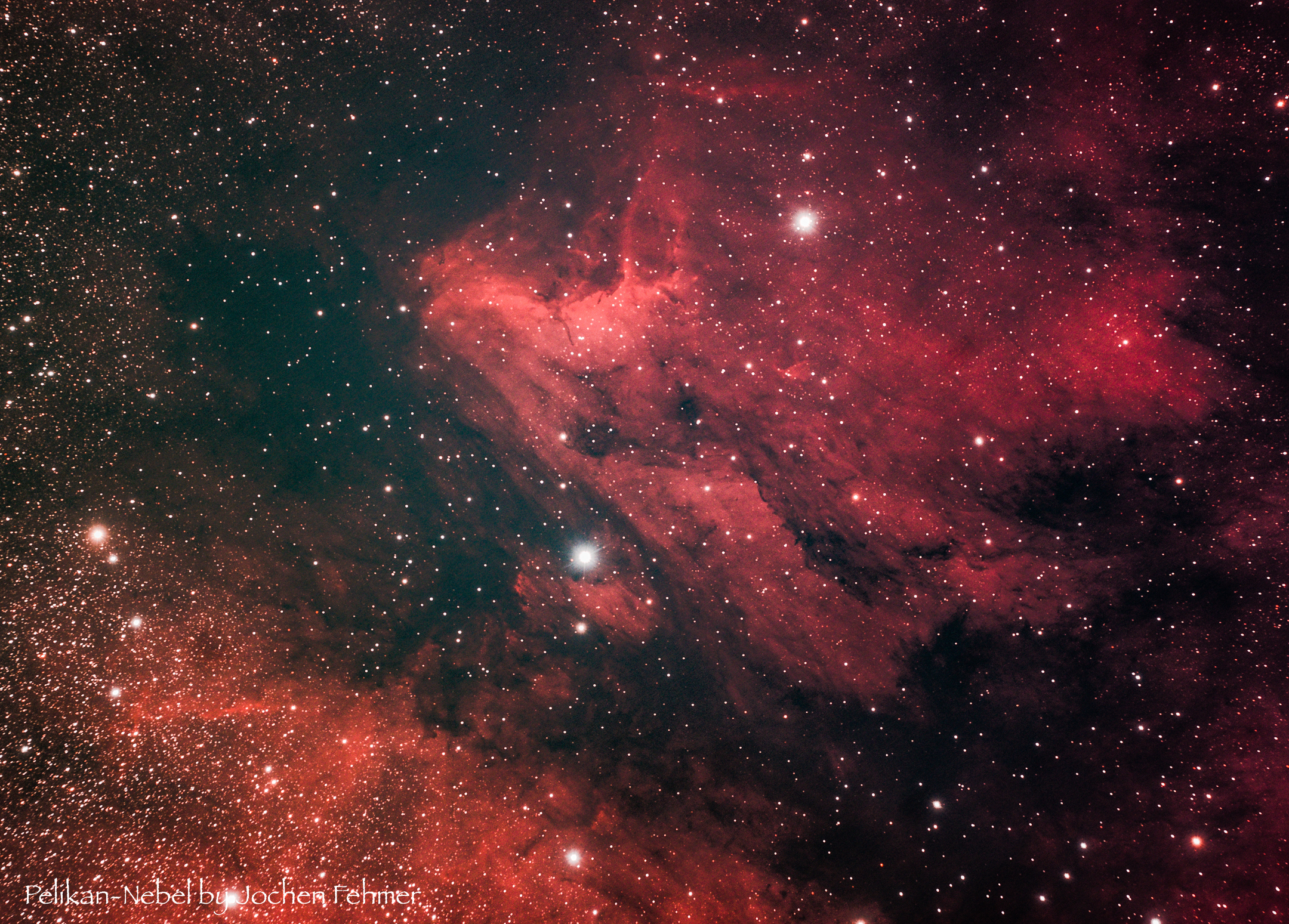 Una nebulosa roja con muchas estrellas en el espacio.