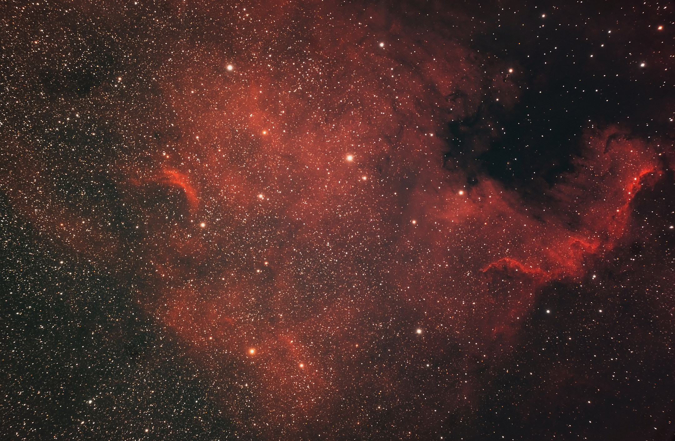 Nebulosa roja con estrellas, nubes oscuras, vista cósmica.