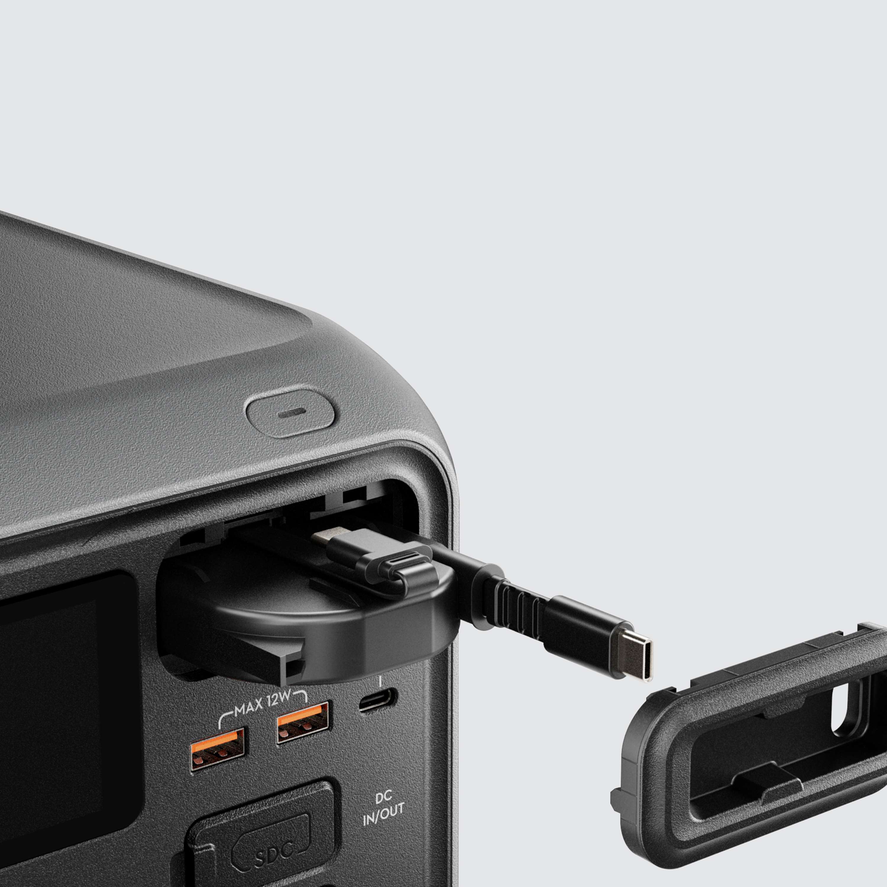 Ein schwarzes USB-C-Kabel wird in einen schwarzen Stromgenerator gesteckt.