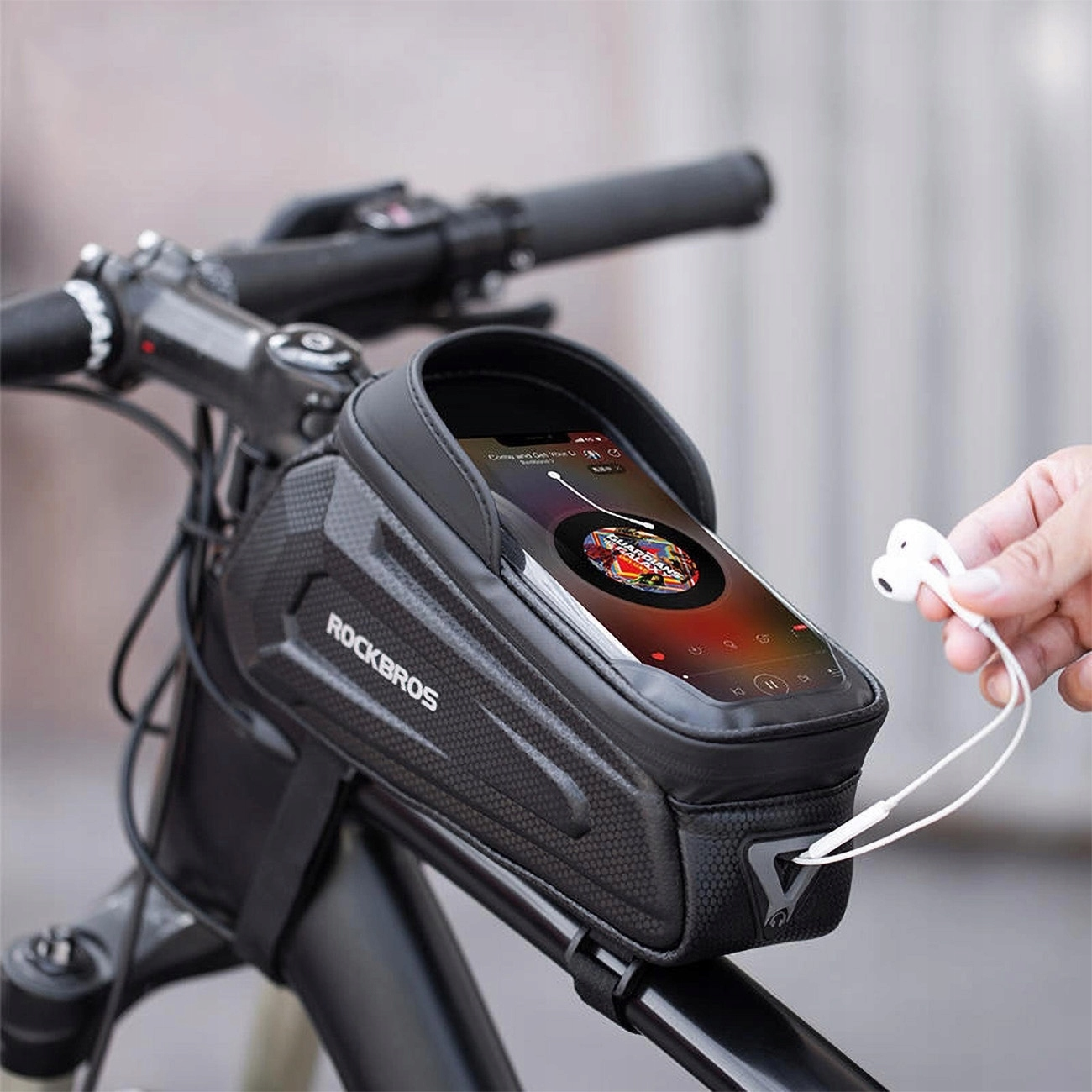 Una bolsa negra para bicicleta con soporte para teléfono y auriculares.