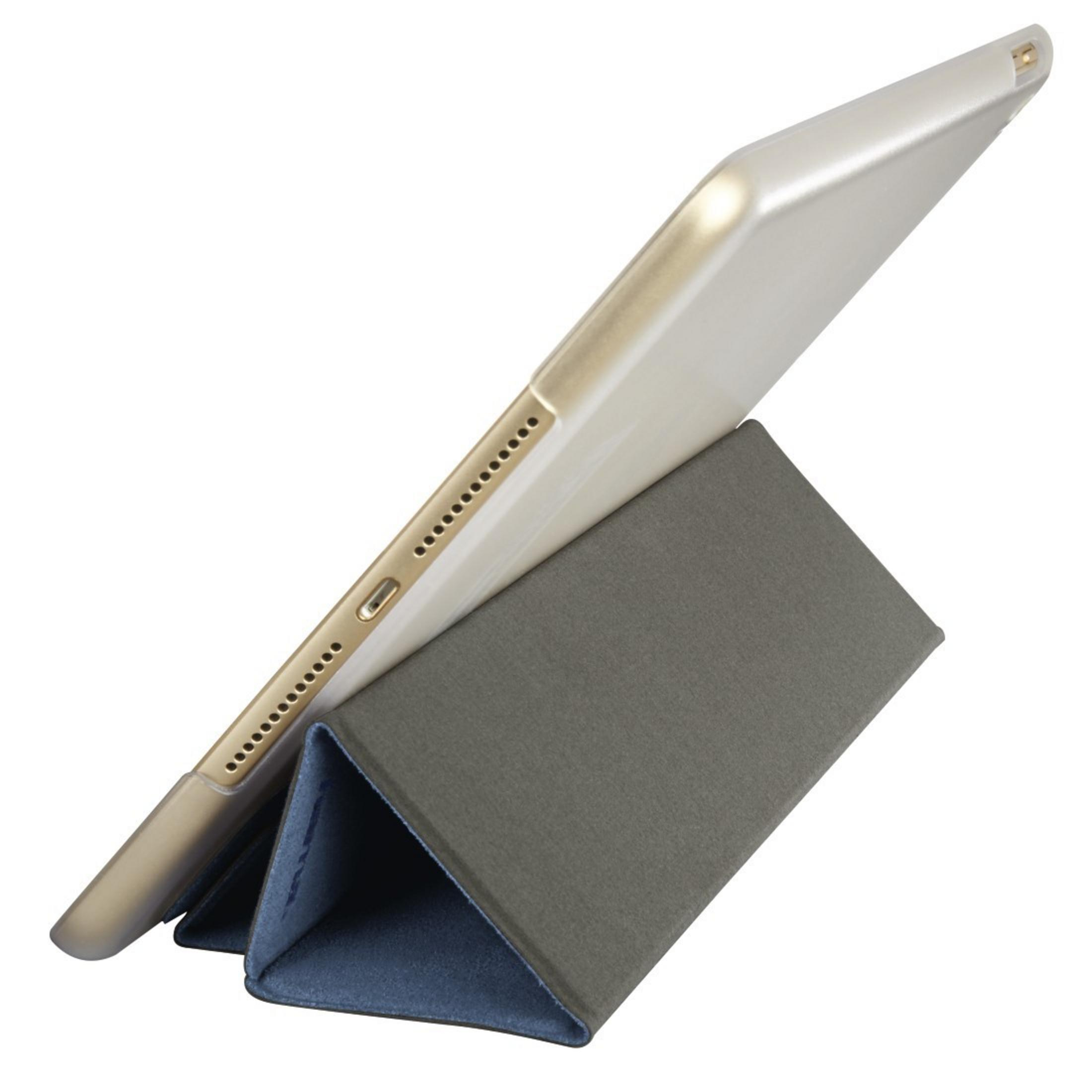 Ein silbernes Tablet steht auf einem grauen, gefalteten Ständer.