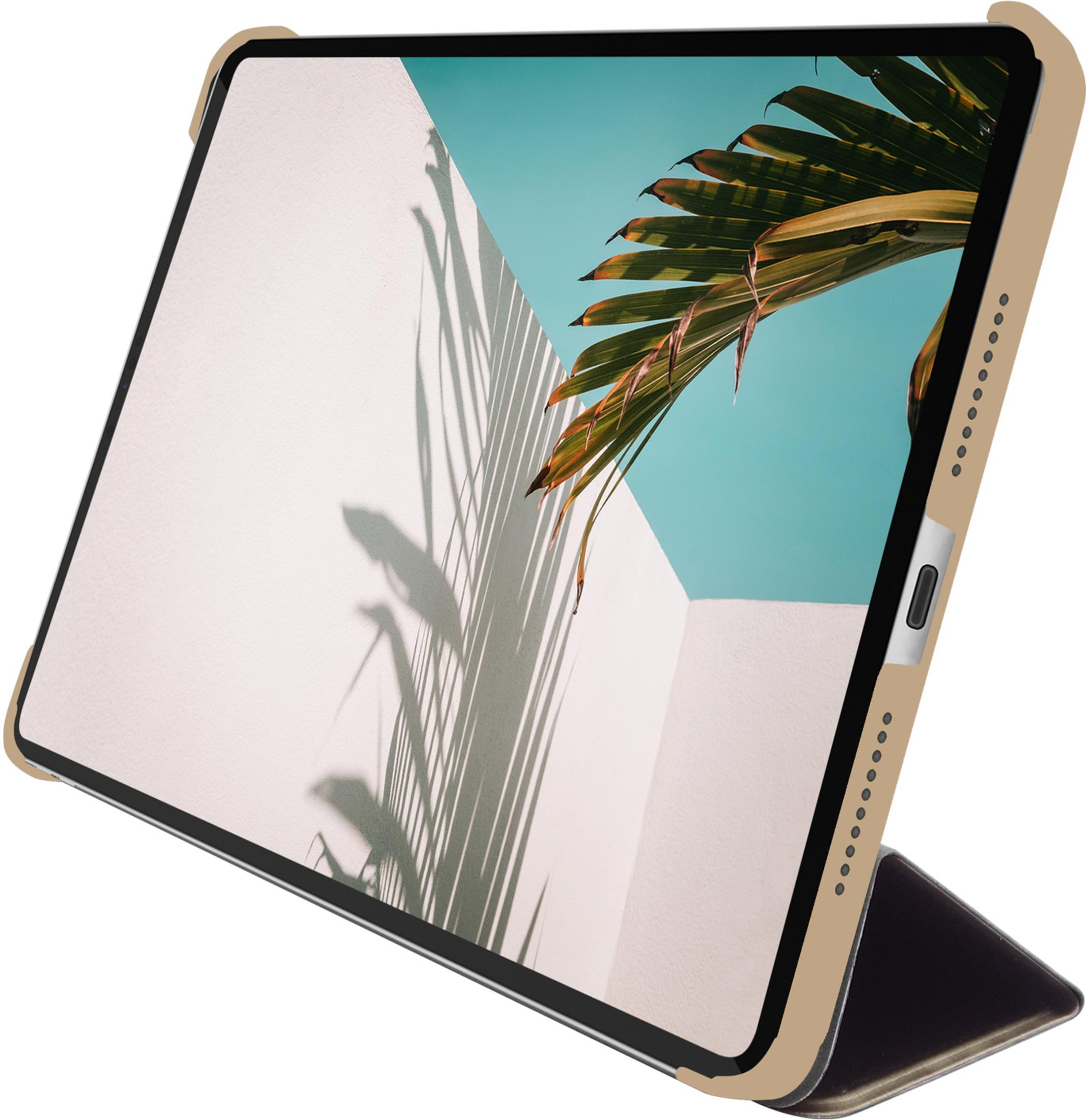 Ein Tablet mit braunem Ständer zeigt ein Bild von Palmenblättern vor weißer Wand.
