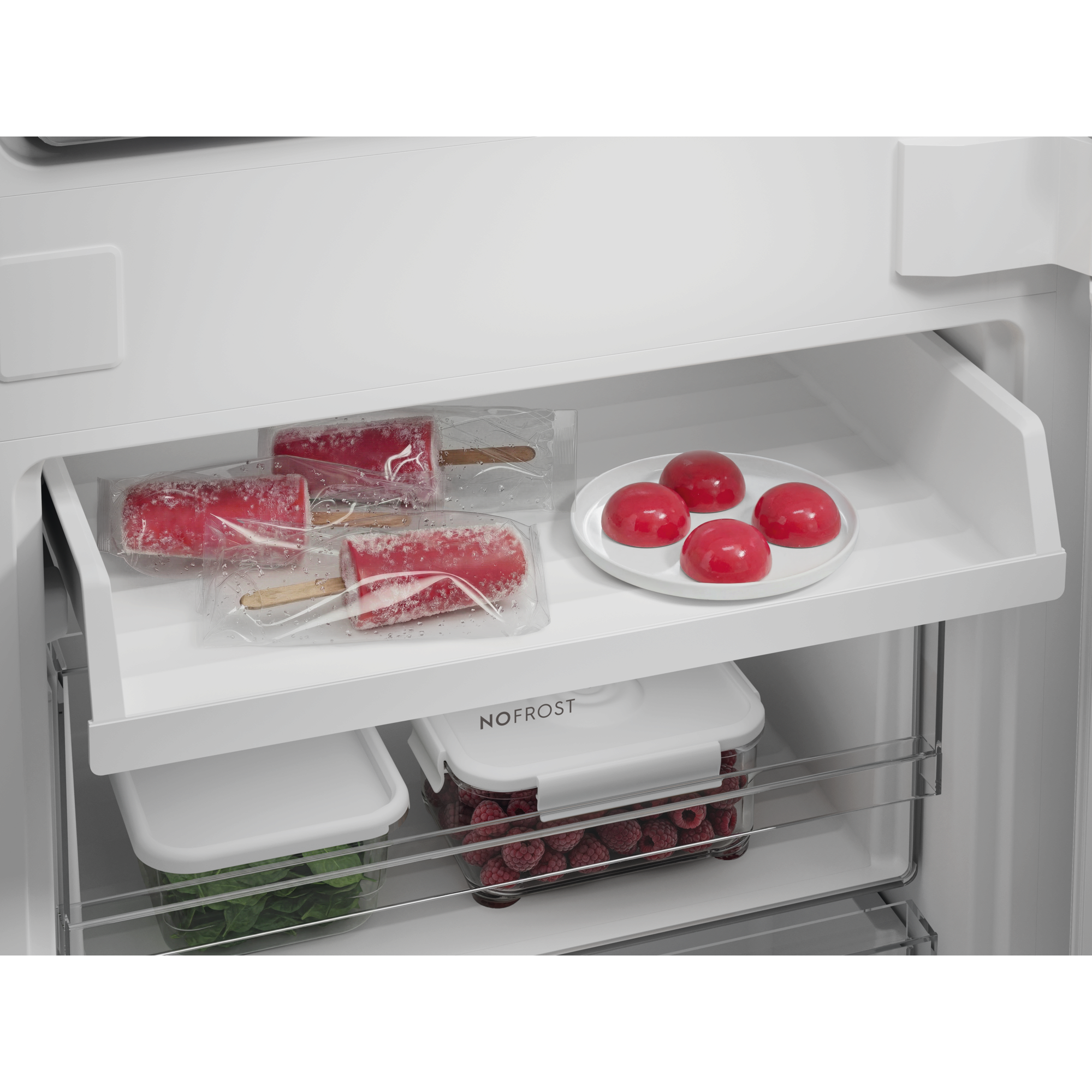 Congelador: Polos rojos, esferas rojas, espinacas y frambuesas en recipientes.