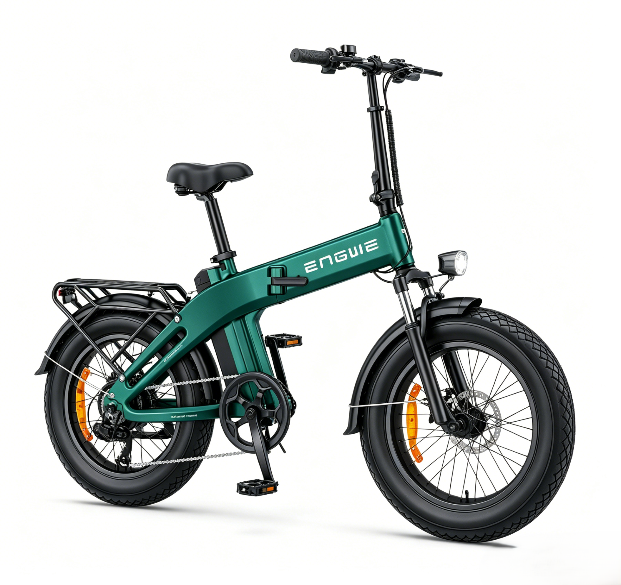 Una bicicleta eléctrica verde con neumáticos anchos, portaequipajes y luz.